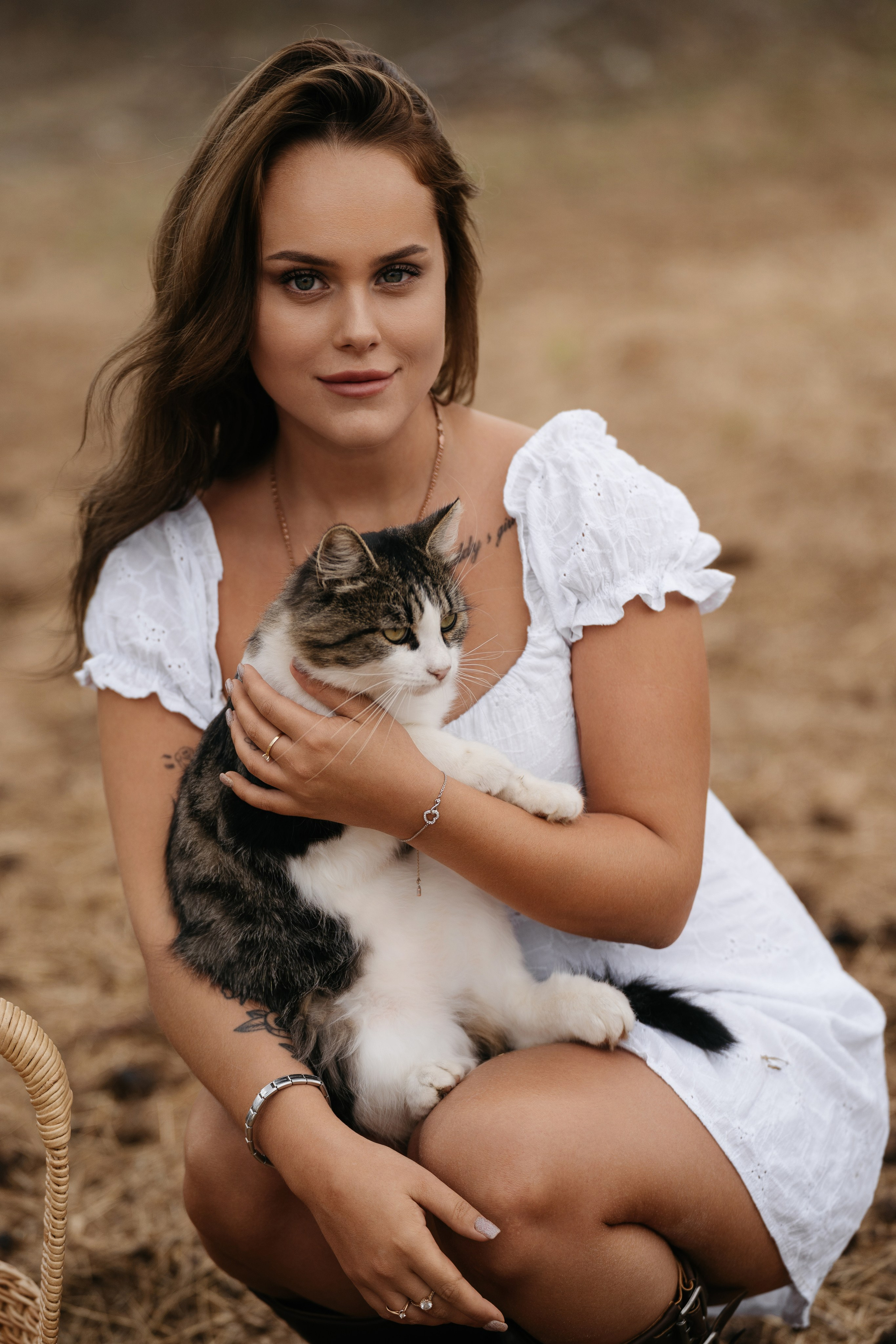 Девушка с кошкой на ферме в Анапе, тёплая естественная фотосессия на природе — фотограф Кучугуры, фотосессия в Кучугурах, погода в Кучугурах, Анапа сегодня.