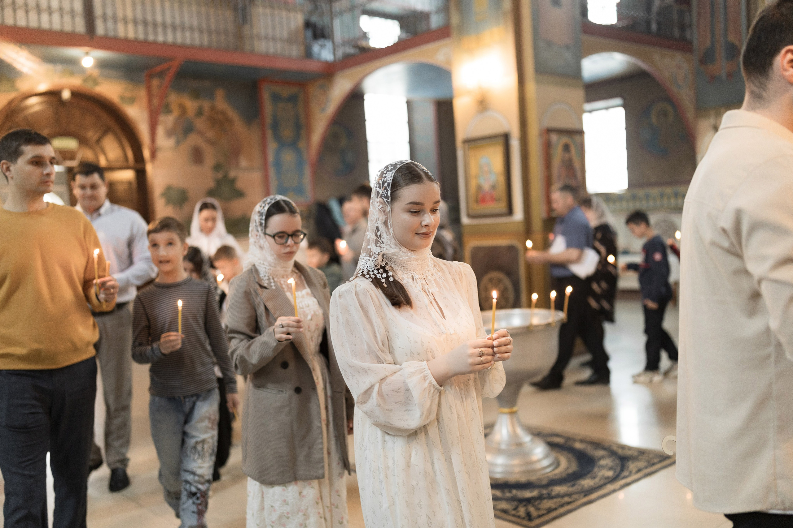 Крещение Миланы в церкви иконы Божией Матери / пасмурная погода. Анастасия Безуглова- свадебный фотограф в Таганроге