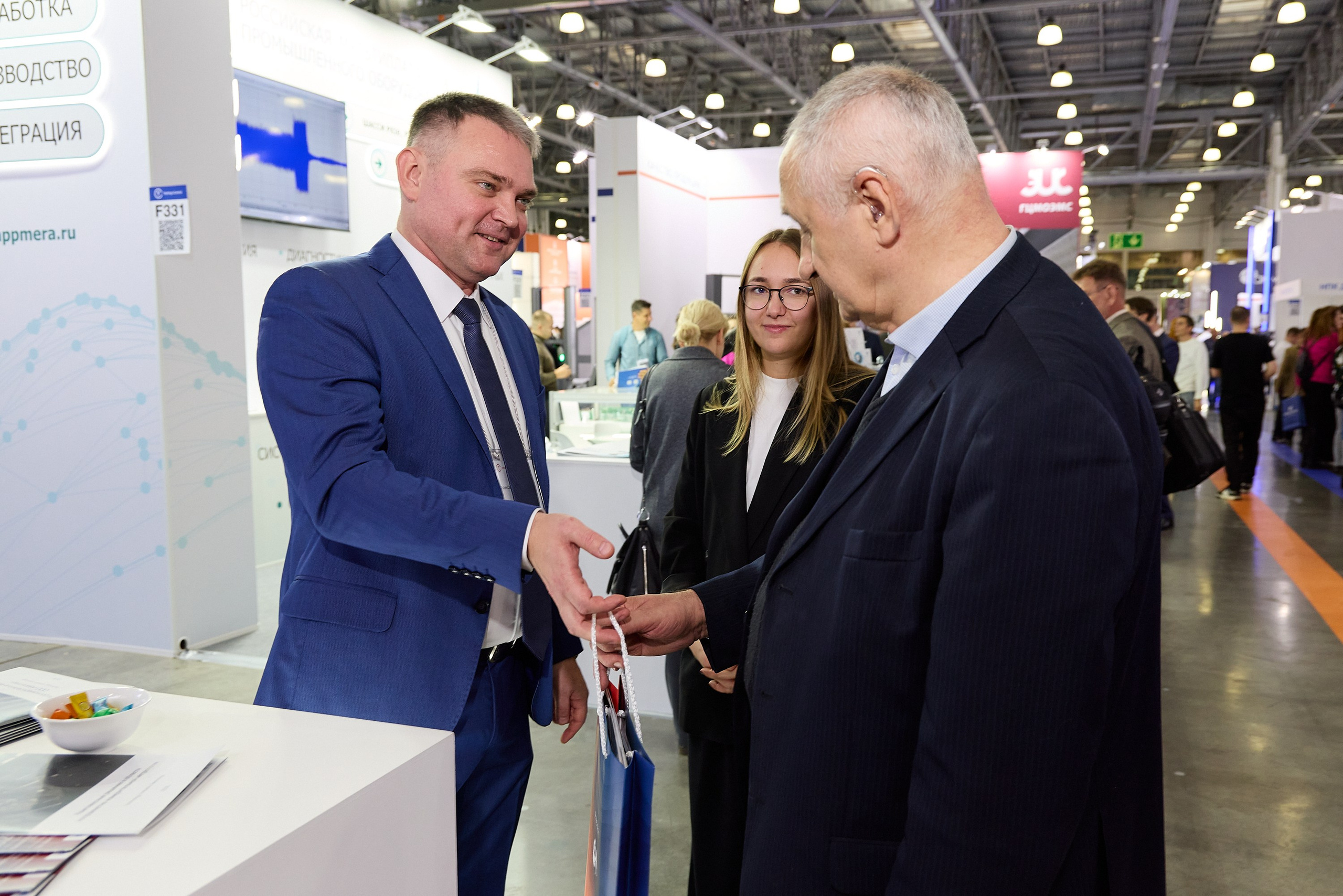 Передача подарка на выставке