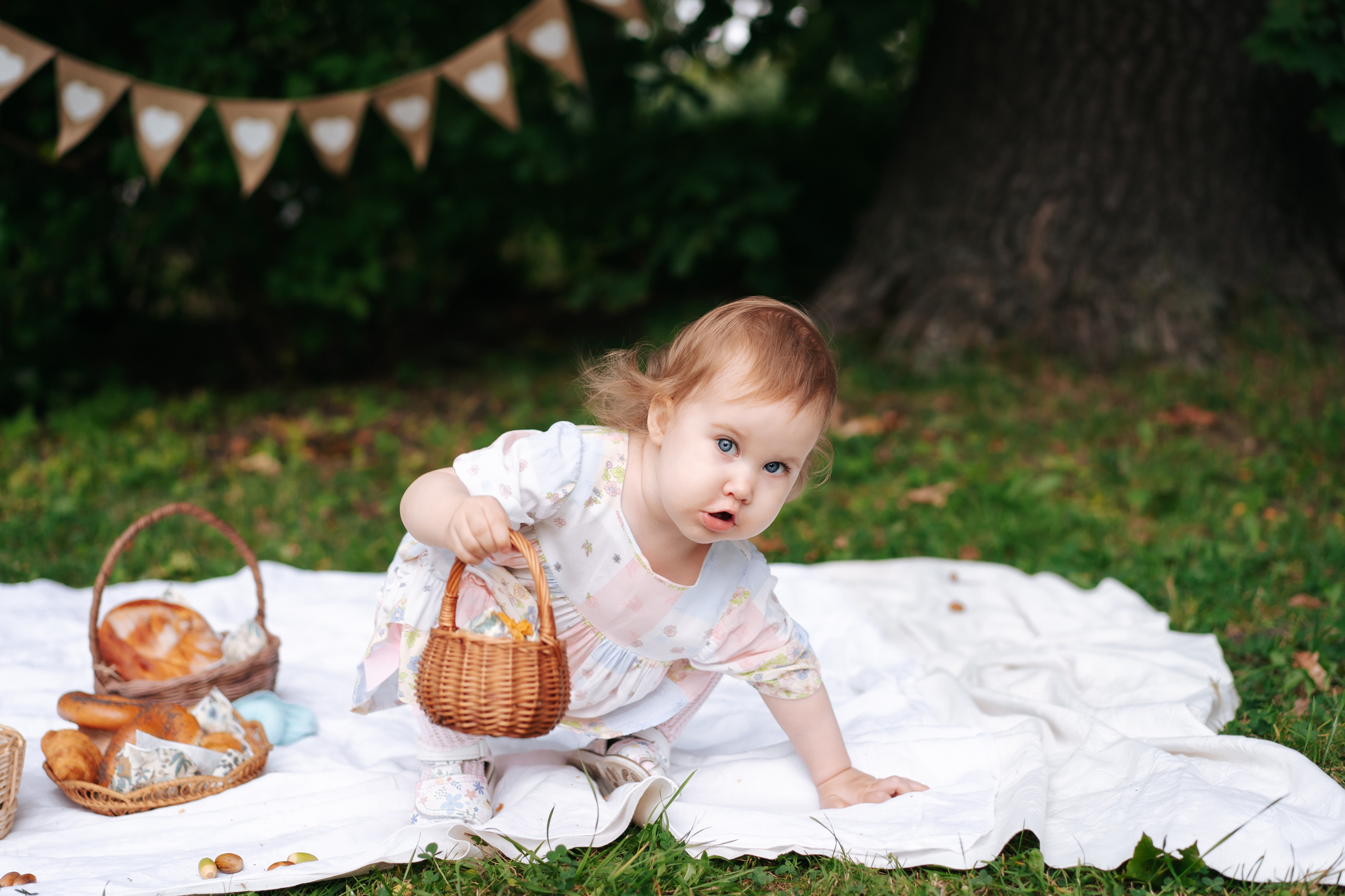 Евангелина с мамой в парке. Детская, семейная фотостудия в Санкт-Петербурге