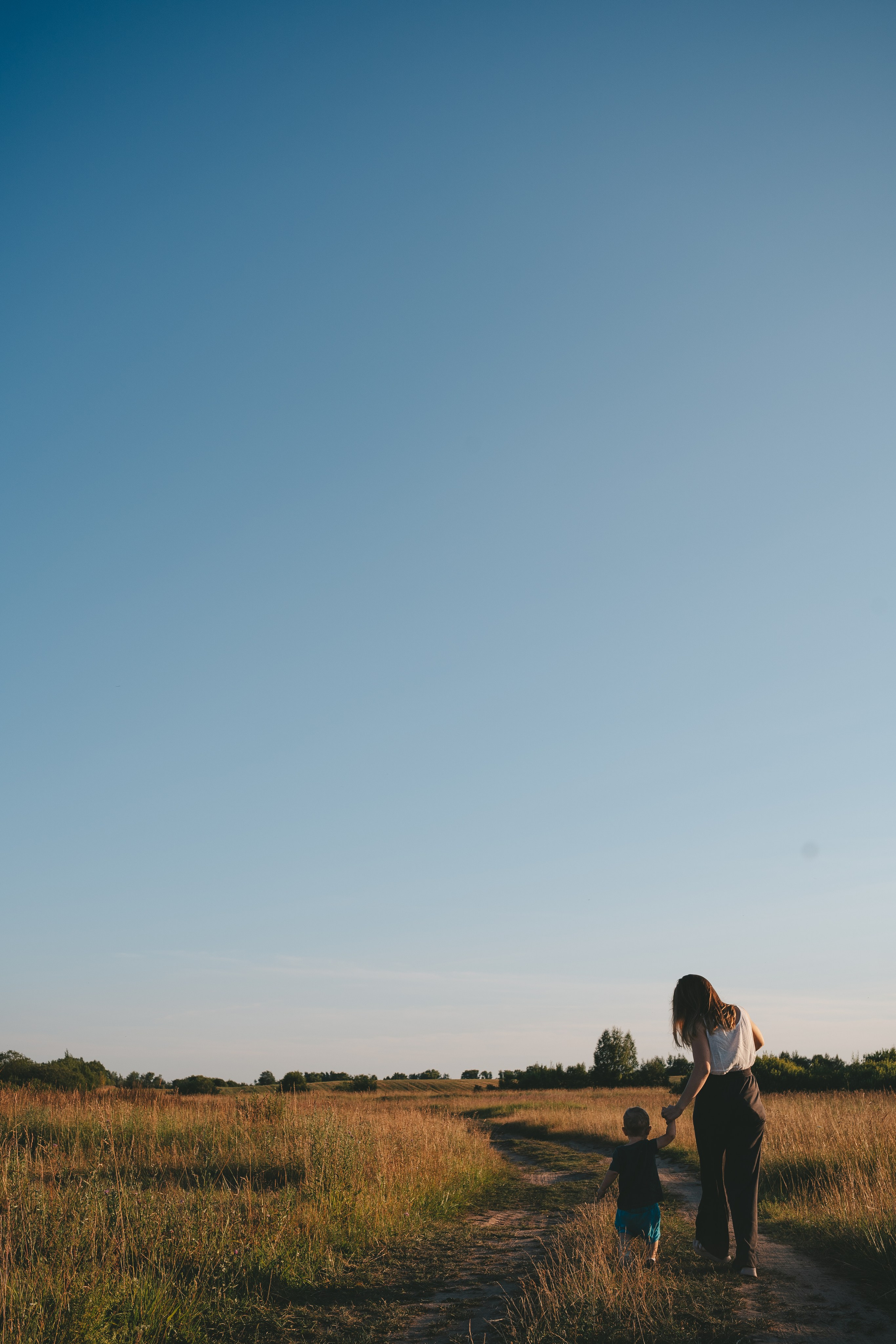Семейная съемка в поле с ребенком: мама и сын. Фотограф Екатерина Канчалаба
