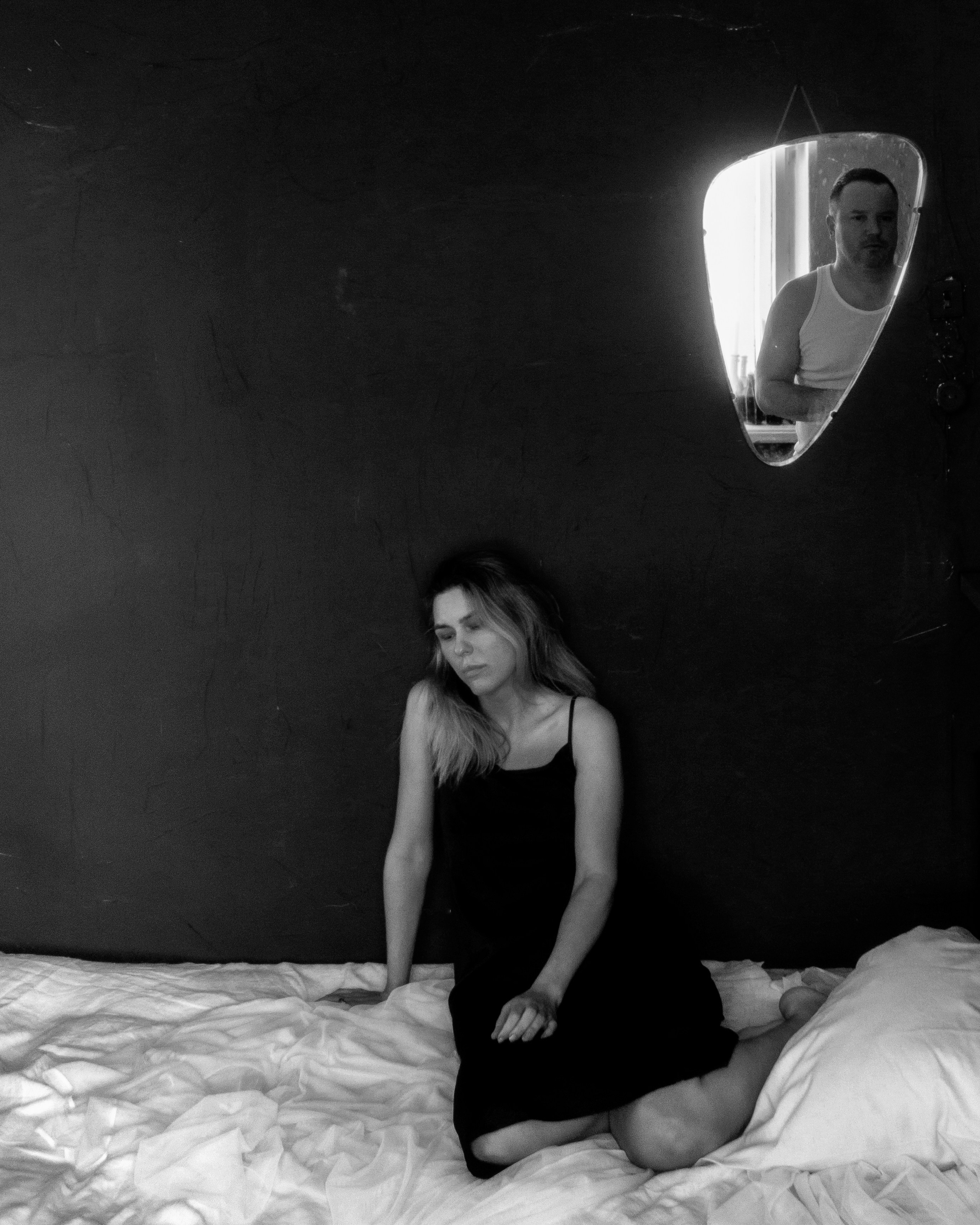 Художественная фотосессия девушки в интерьере спальни Москва, темная артовая эстетика и кинематографичный стиль для необычной лавстори съемки в чб