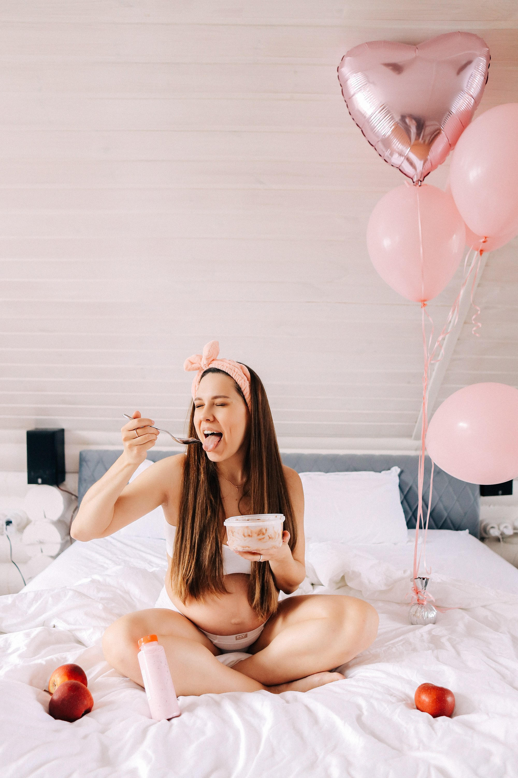 Мама в ожидании и дочка дома. Фотограф Кемерово