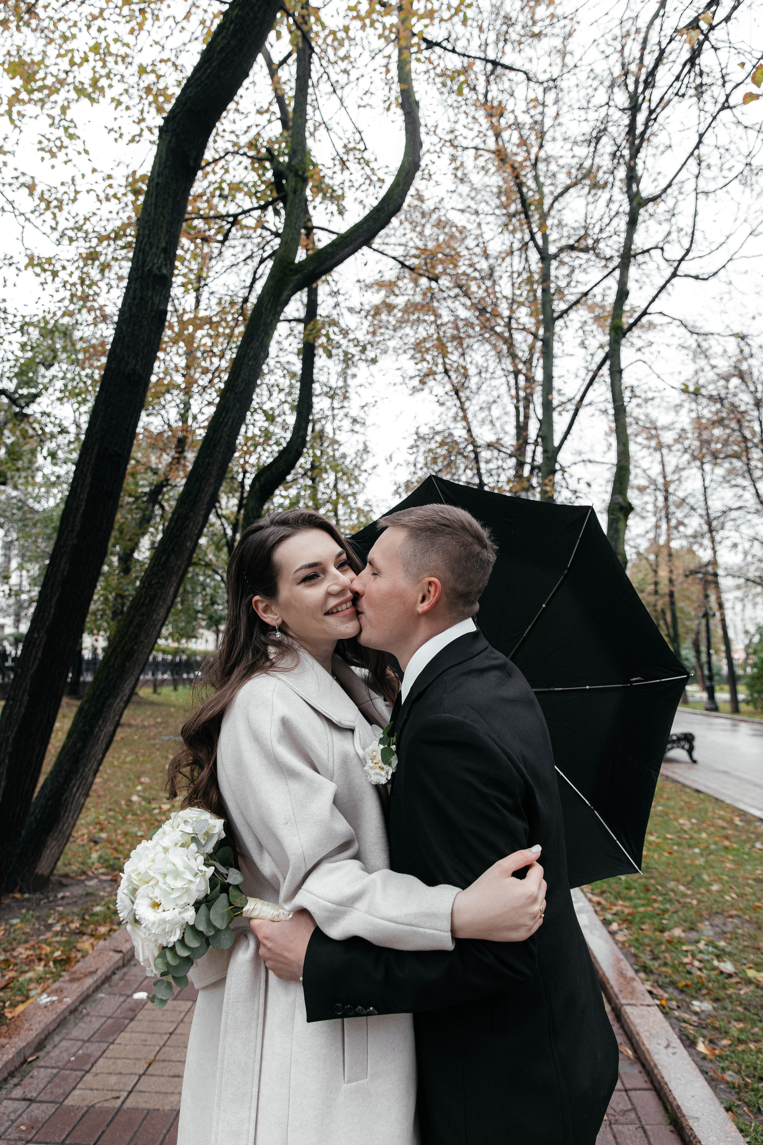 Прогулка под дождём. Свадебный фотограф в Москве