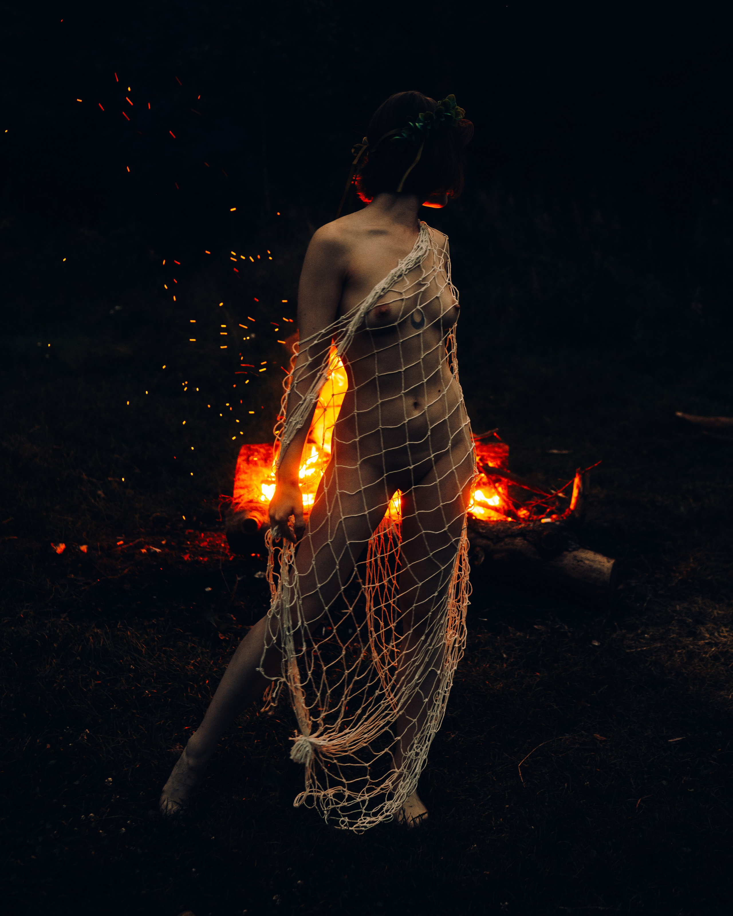 Женская съёмка с костром. Фотоведьма Дарья Нечинская