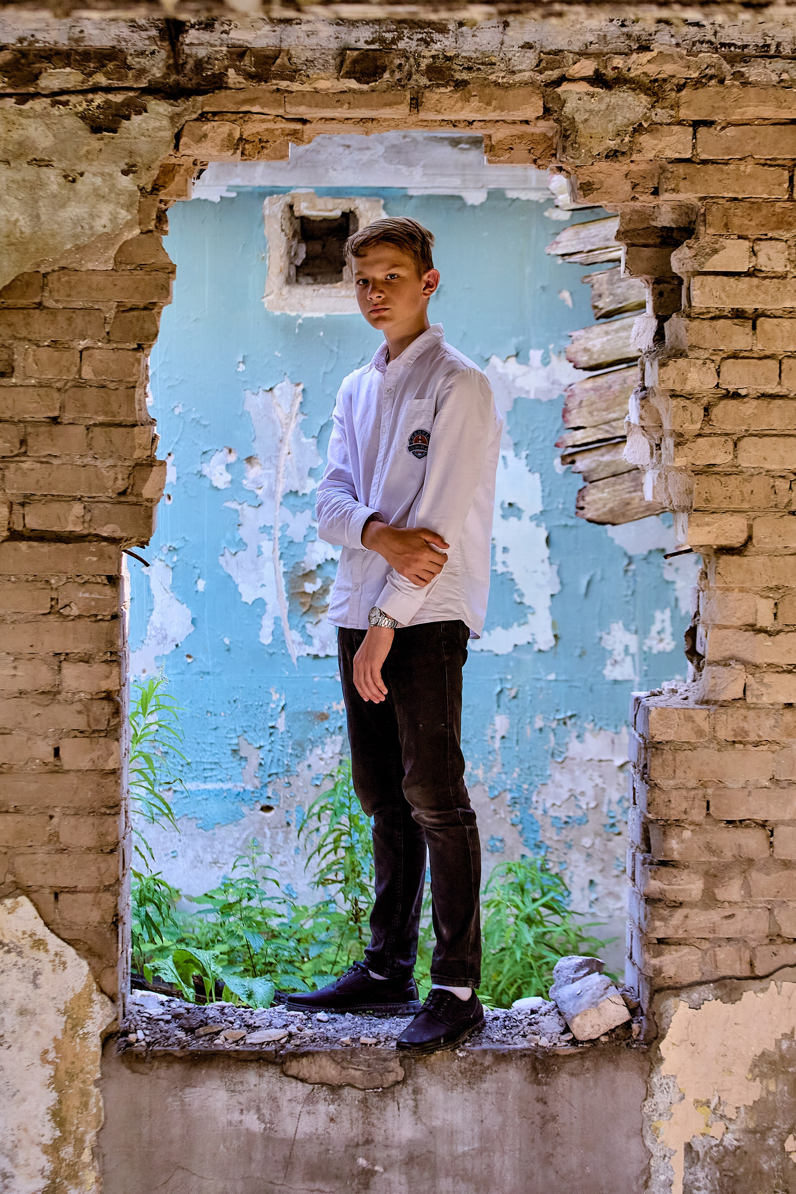 Портрет для студентов и школьников в абстрактной локации заброшенное здание