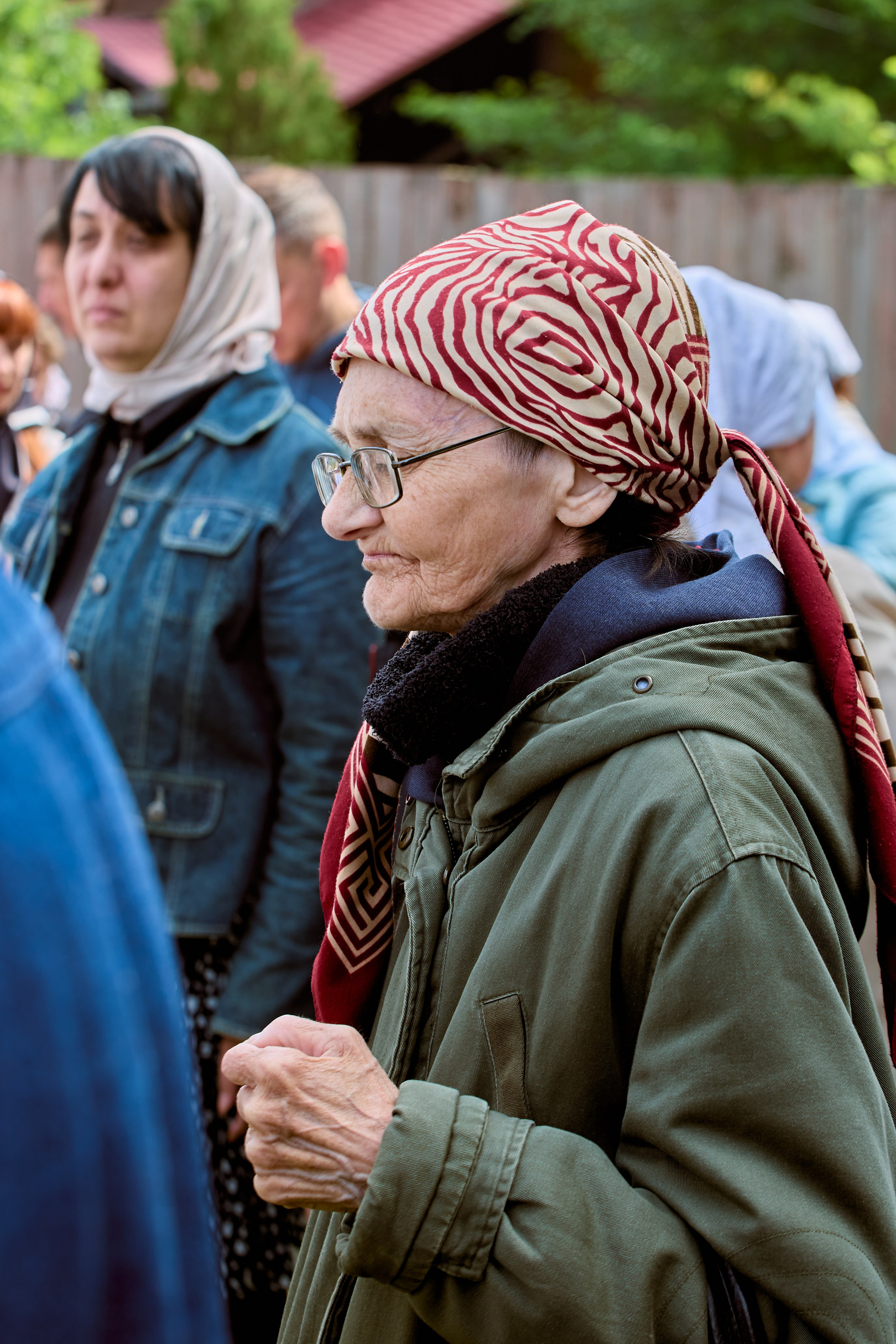 Портрет молящейся бабушки на стоянке у храм на крестном ходе в Дзержинске