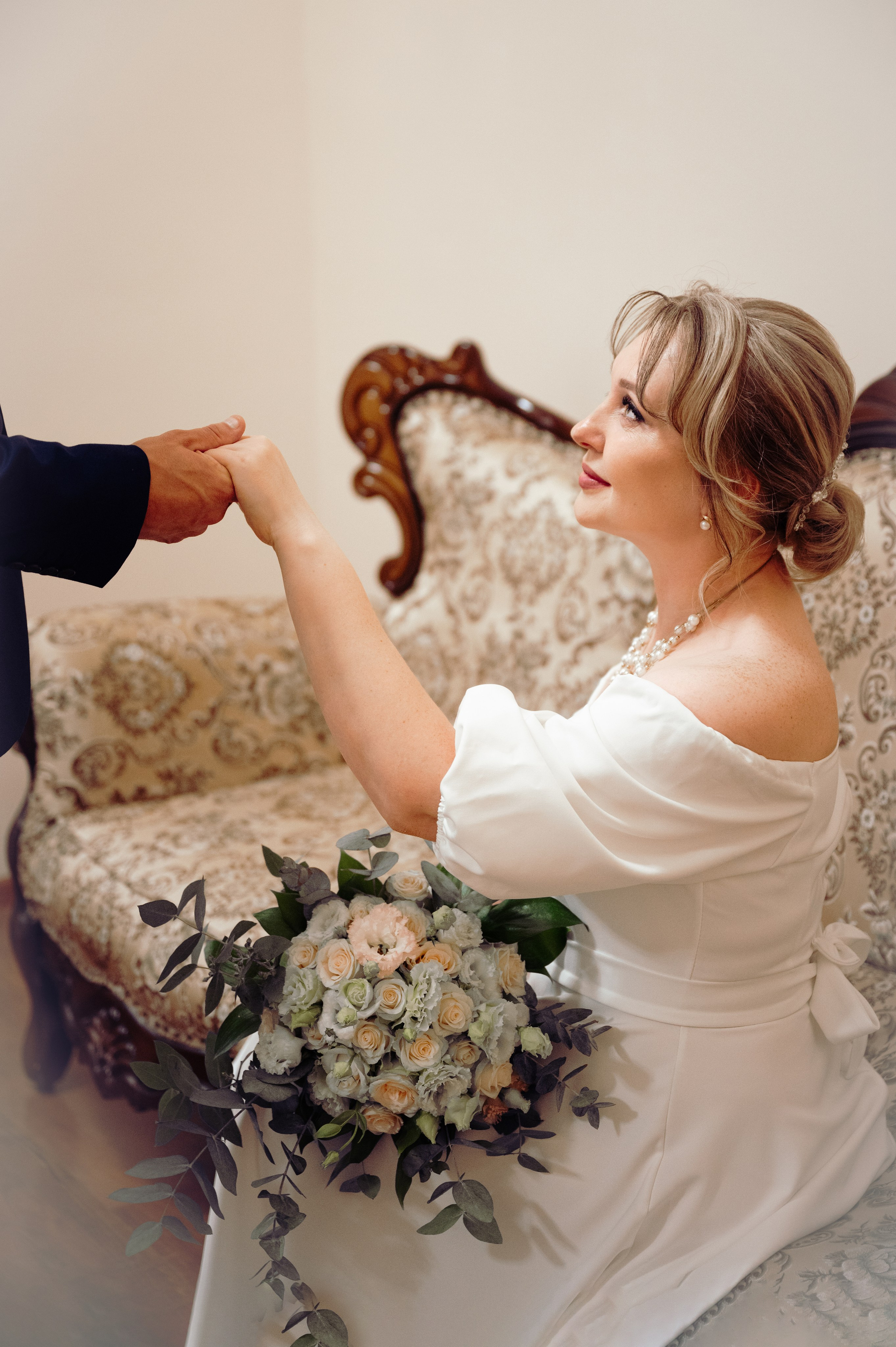 Жених держит невесту за руку малый Екатерининский зал Краснодар