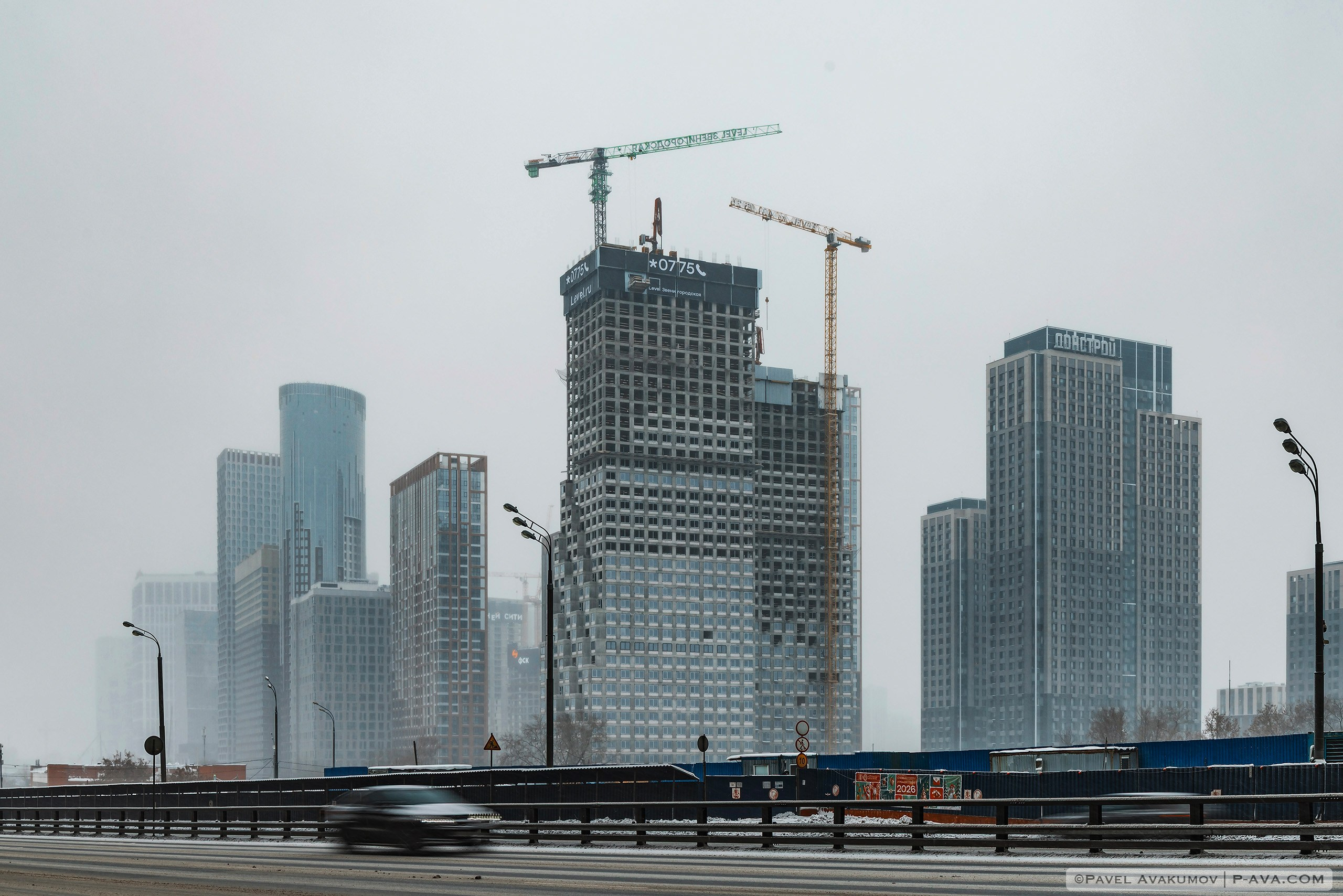 Строительство ЖК Level, новостройки Москвы во время снегопада зимой 