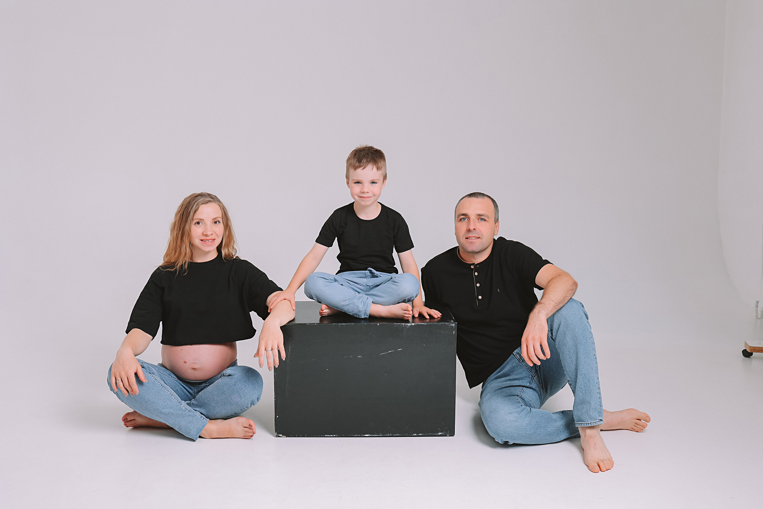 Фататум циклорама и зал. Семейный фотограф Тюмень, фотограф на роды Салмина Мария