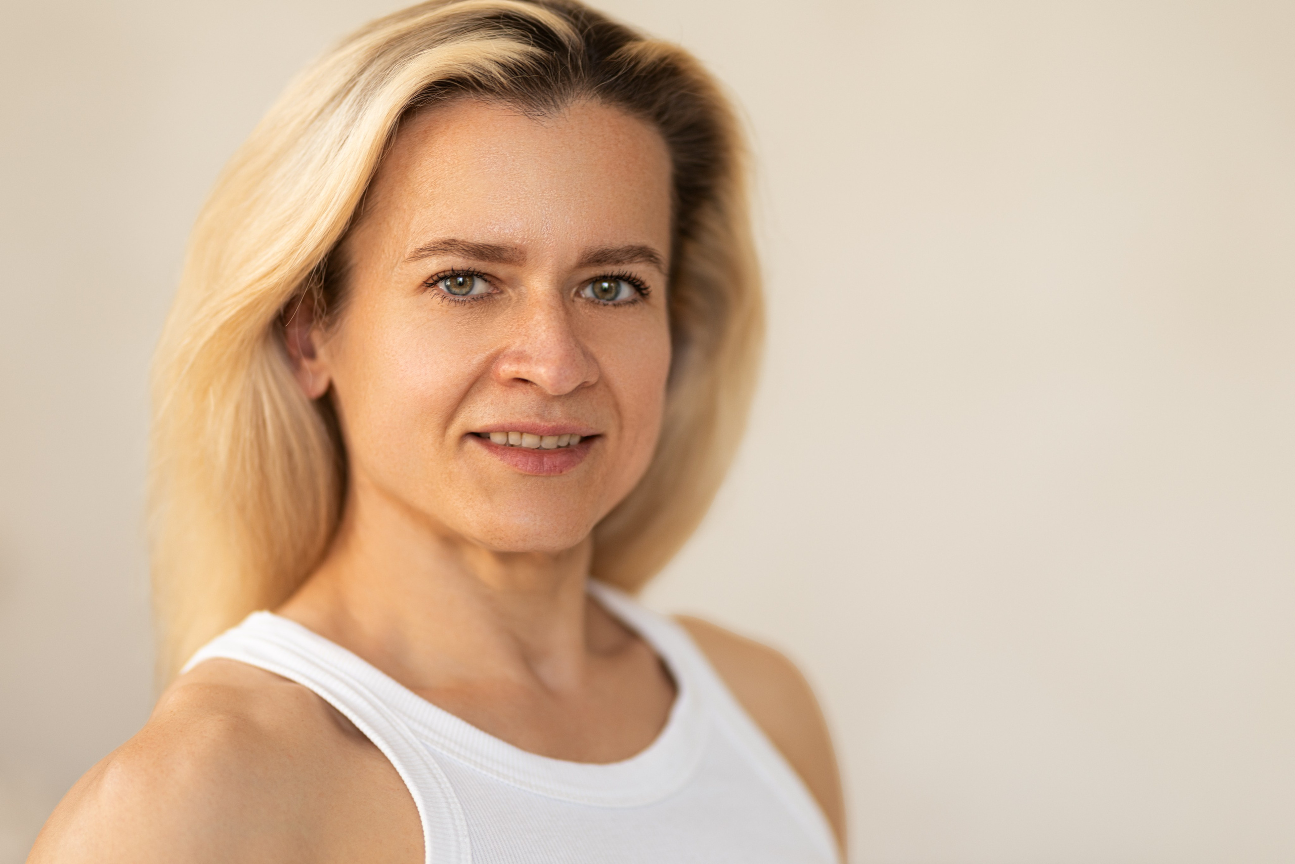 Съемка с Екатериной на циклораме с естественным светом для контента. Дмитрий Шульгин, портретный фотограф в Воронеже