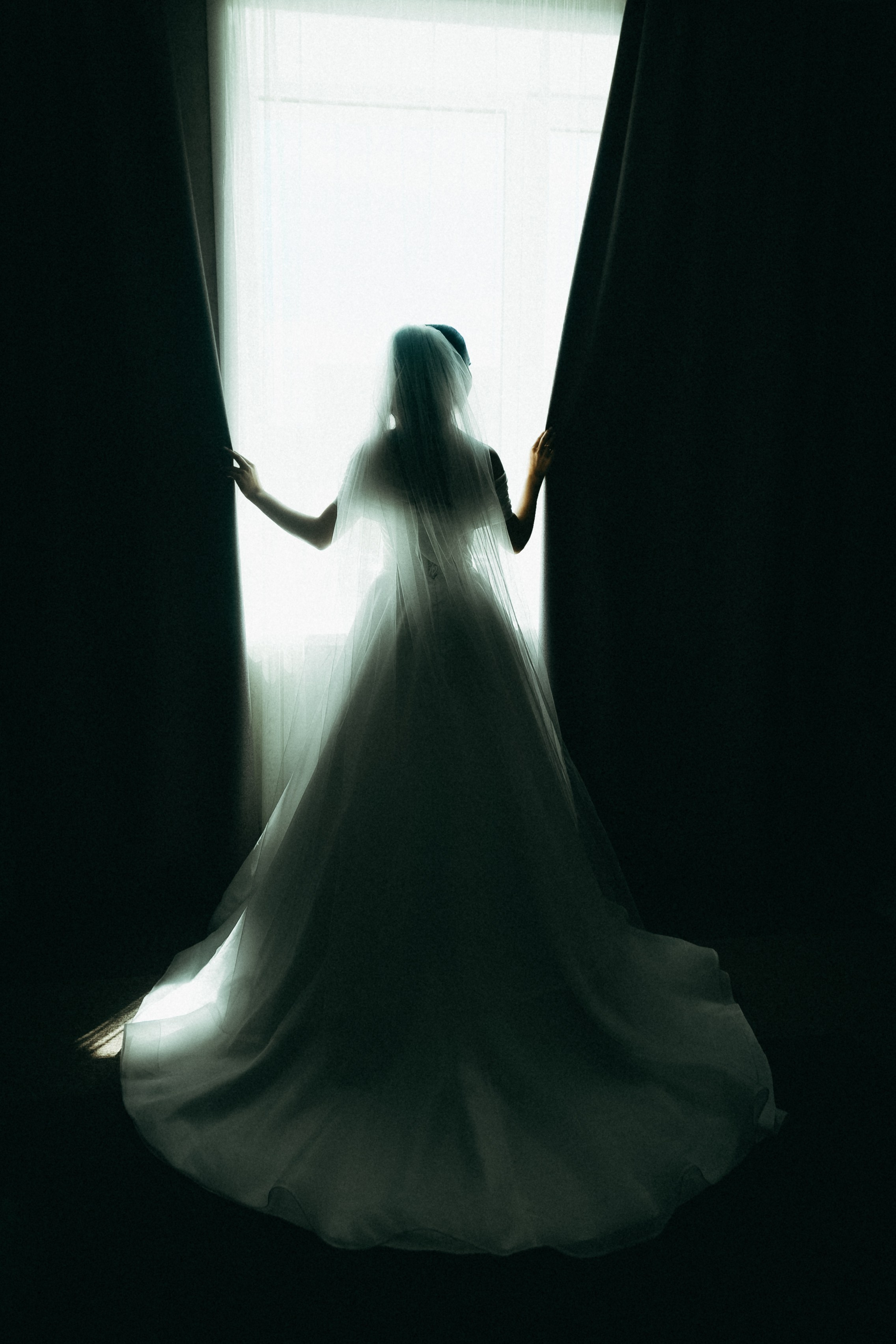 Невеста открывает шторы 