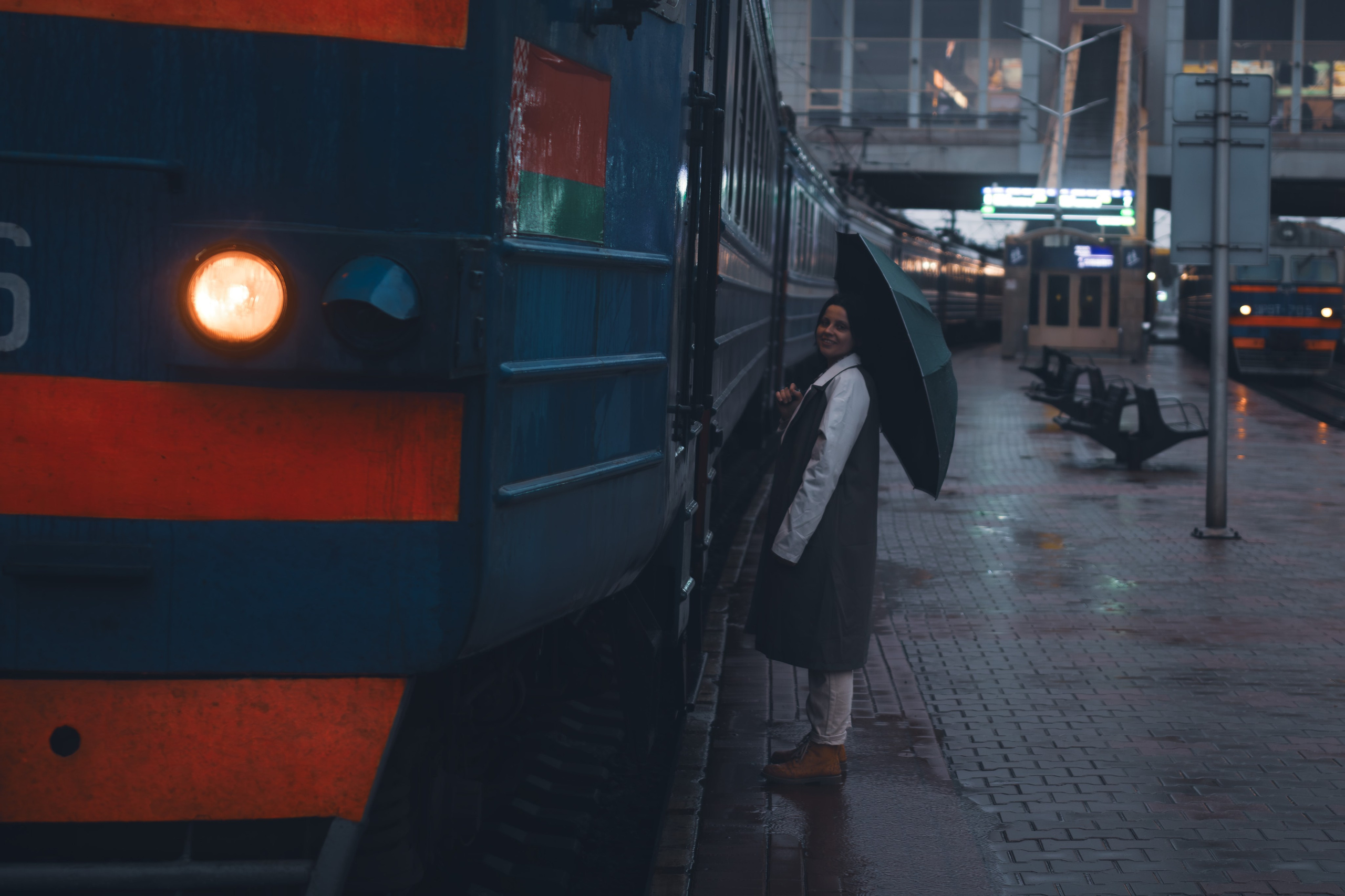 Фотосессия на железнодорожном вокзале Минск под дождём