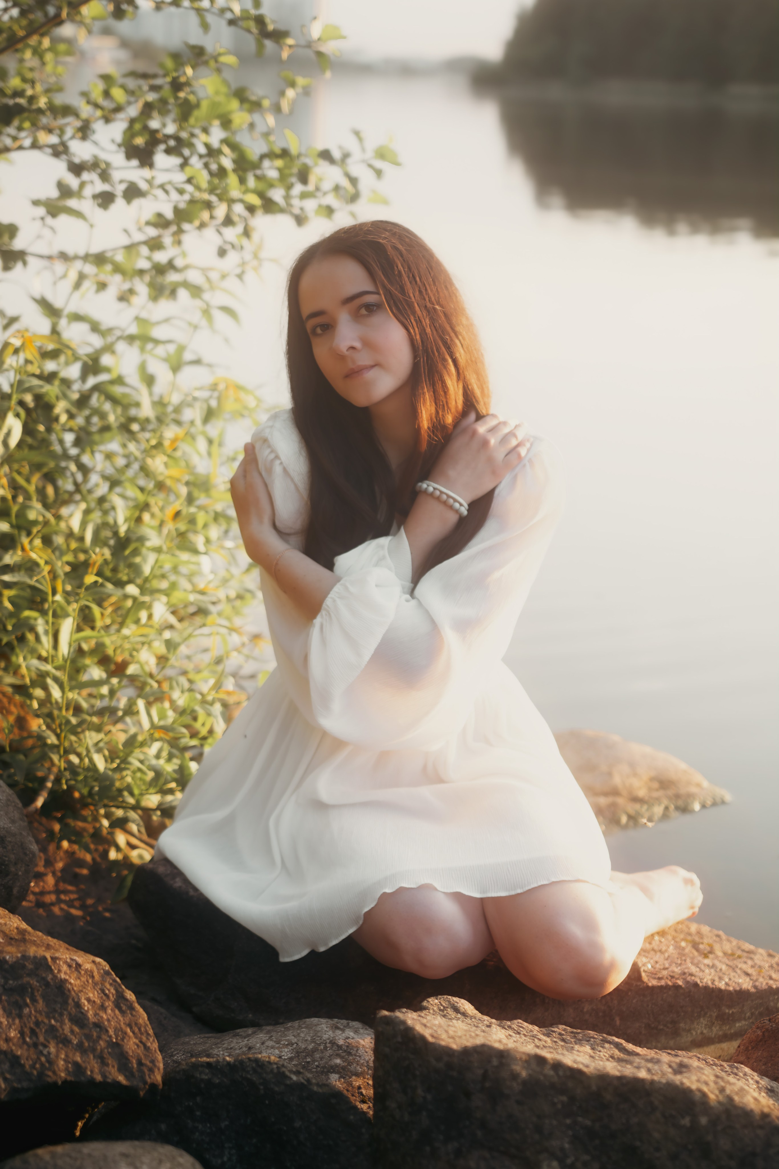 Фотосессия в белом платье у воды