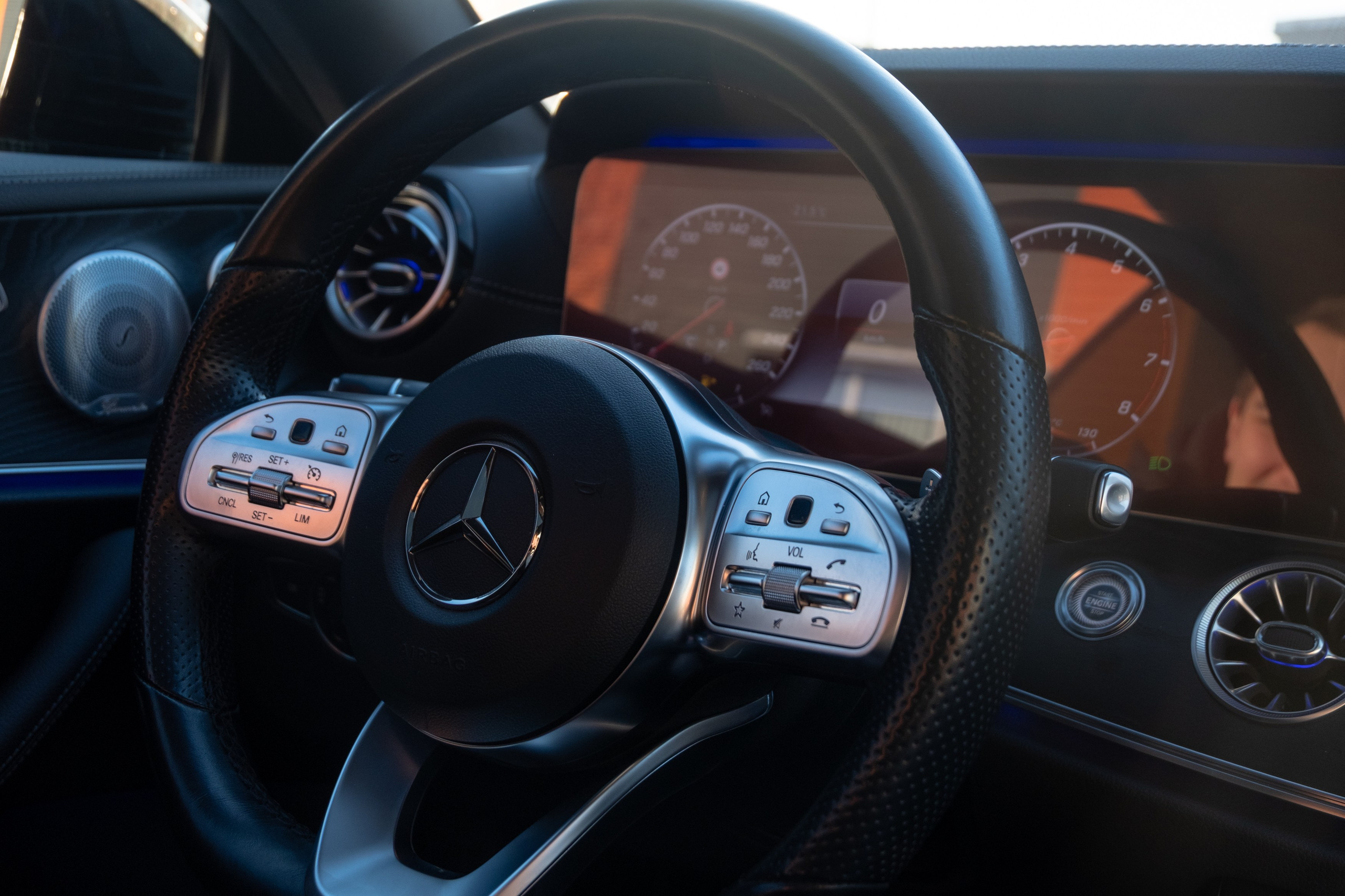 Mercedes E-Class на продажу. Видео и фото для бизнеса, образования и недвижимости