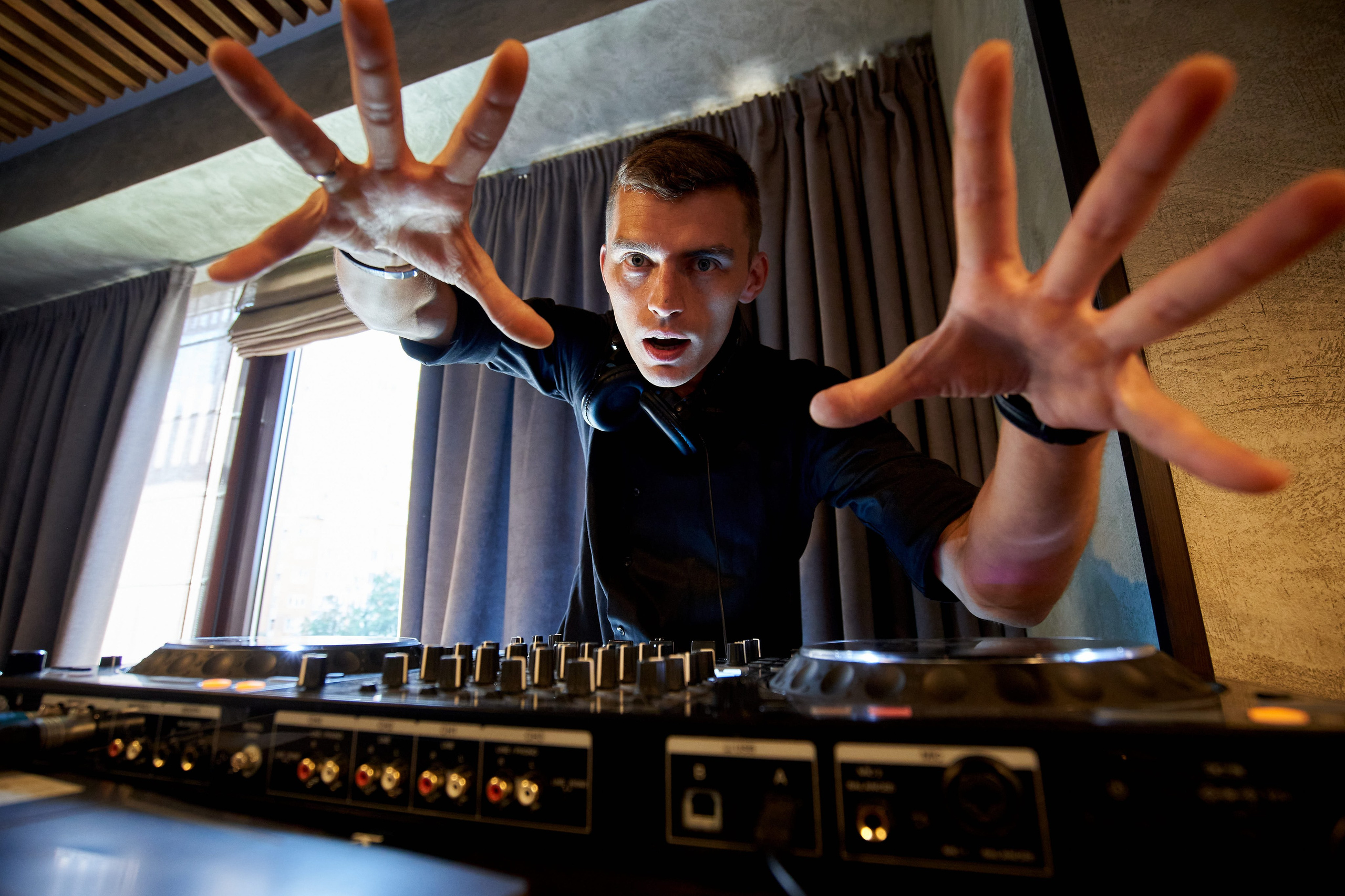 DJ на мероприятии для ВКУСВИЛЛ в Москве. Фоторепортаж события в Москве, событийный фотограф Александр Гладкий