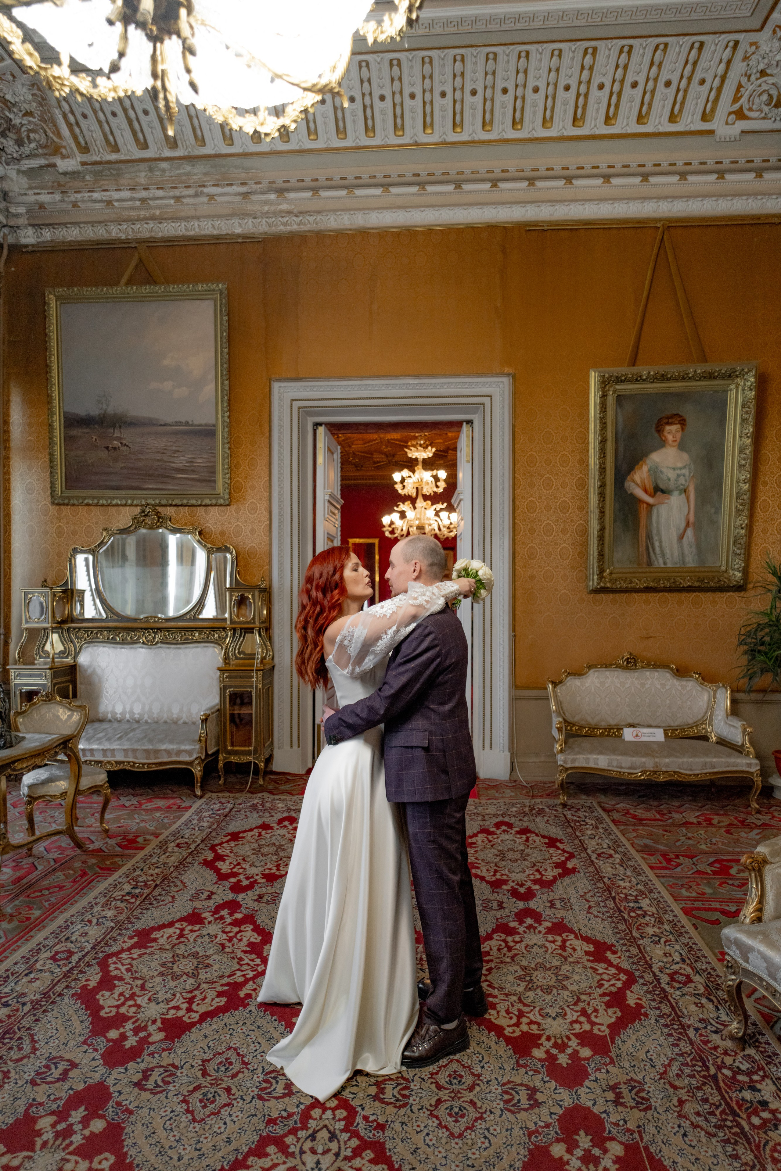 Жених и невеста обнимаются и целуются в  Доме учёных 