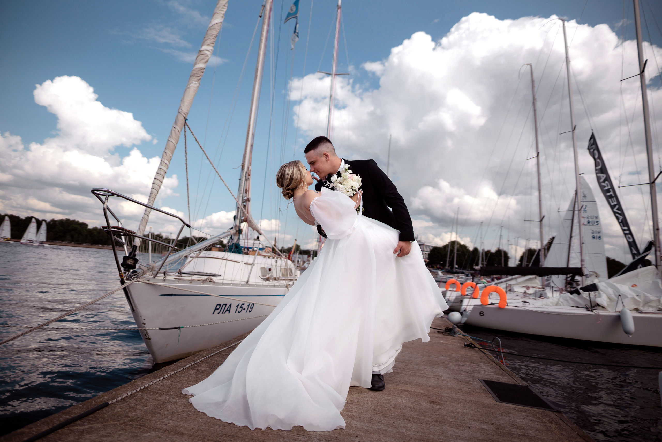 Красивые места для свадебной фотосессии летом в Санкт-Петербурге. Свадебный фотограф Александр Невский в Санкт-Петербурге