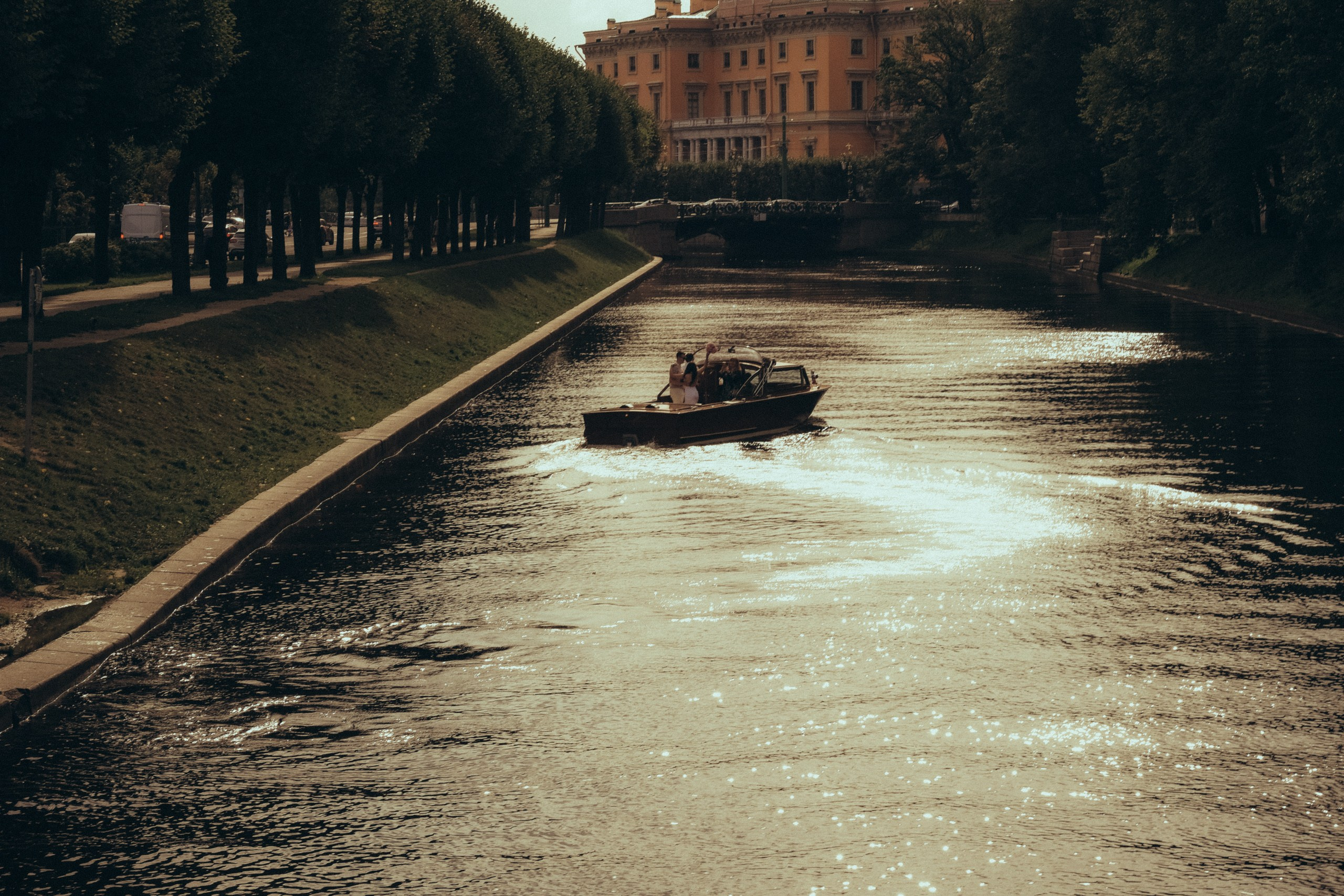 СВАДЕНБНАЯ СЬЕМКА НА КАТЕРЕ ПО КАНАЛАМ САНКТ-ПЕТЕРБУРГА И В АКВАТОРИИ НЕВЫ. Профессиональный фотограф, Санкт-Петербург — Виктория Богомолова