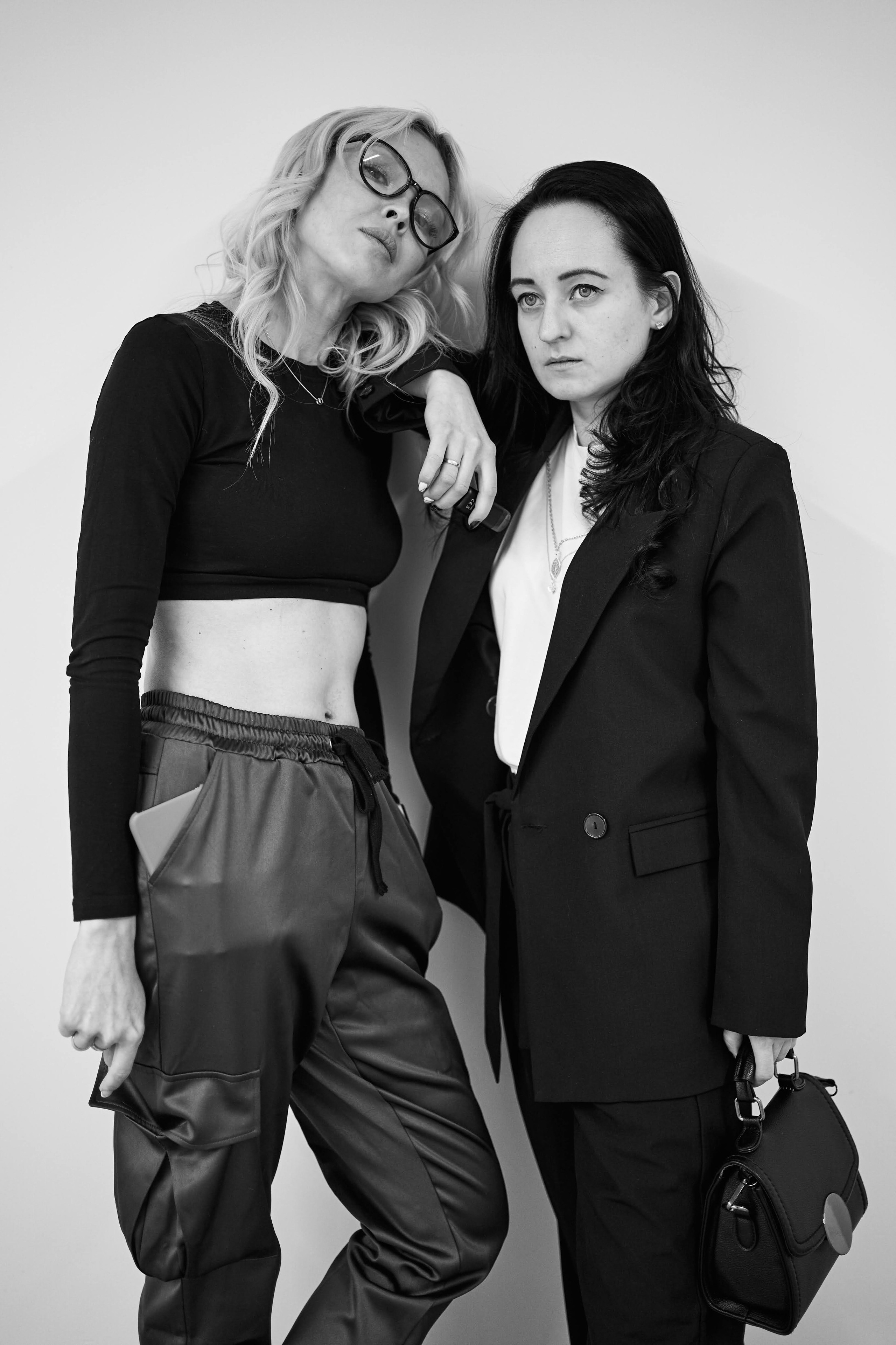 Две девушки около стены