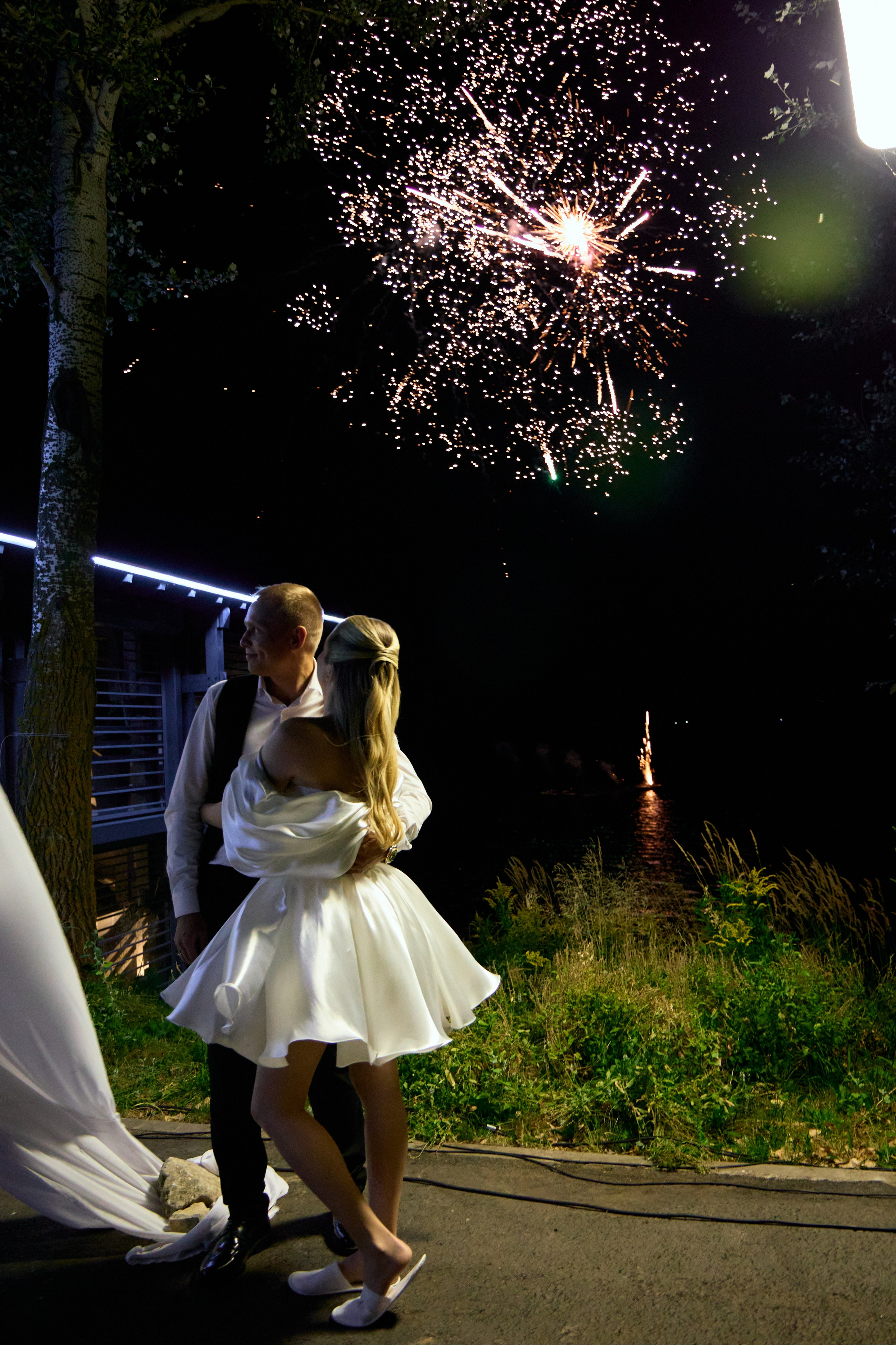 Свадебный салют. Фотосессия молодых на фоне салюта.