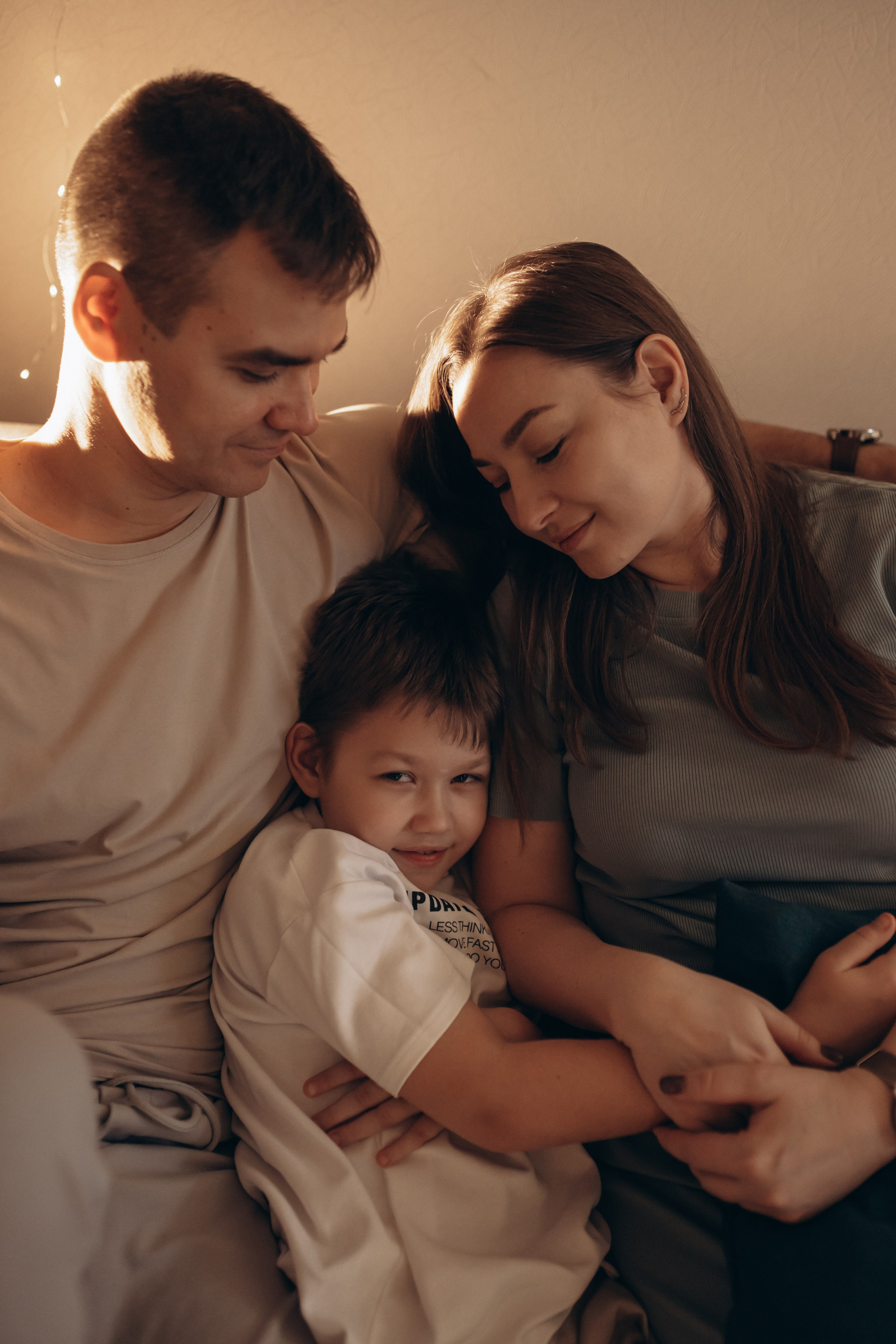 Саша, Катя и Ваня дома за пару дней до Нового года. Семейный фотограф в Томске Зарина Азизбаева