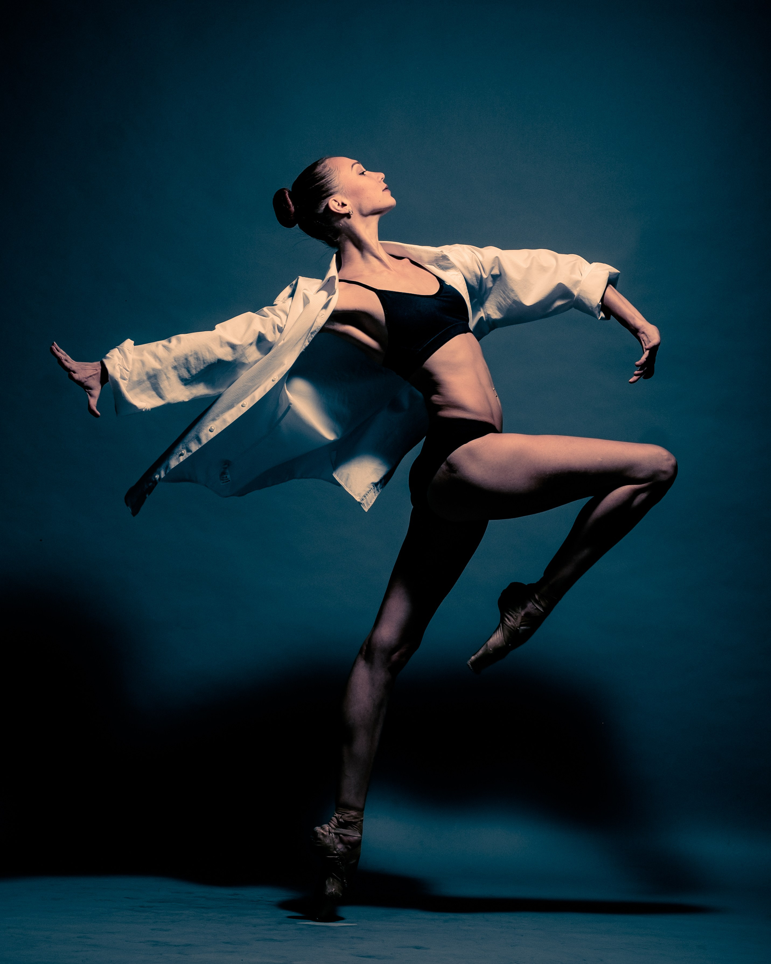 Творческий и эмоциональный портрет балерины в движении | Профессиональная студийная фотосессия для танцоров, артистов и создания художественного портфолио