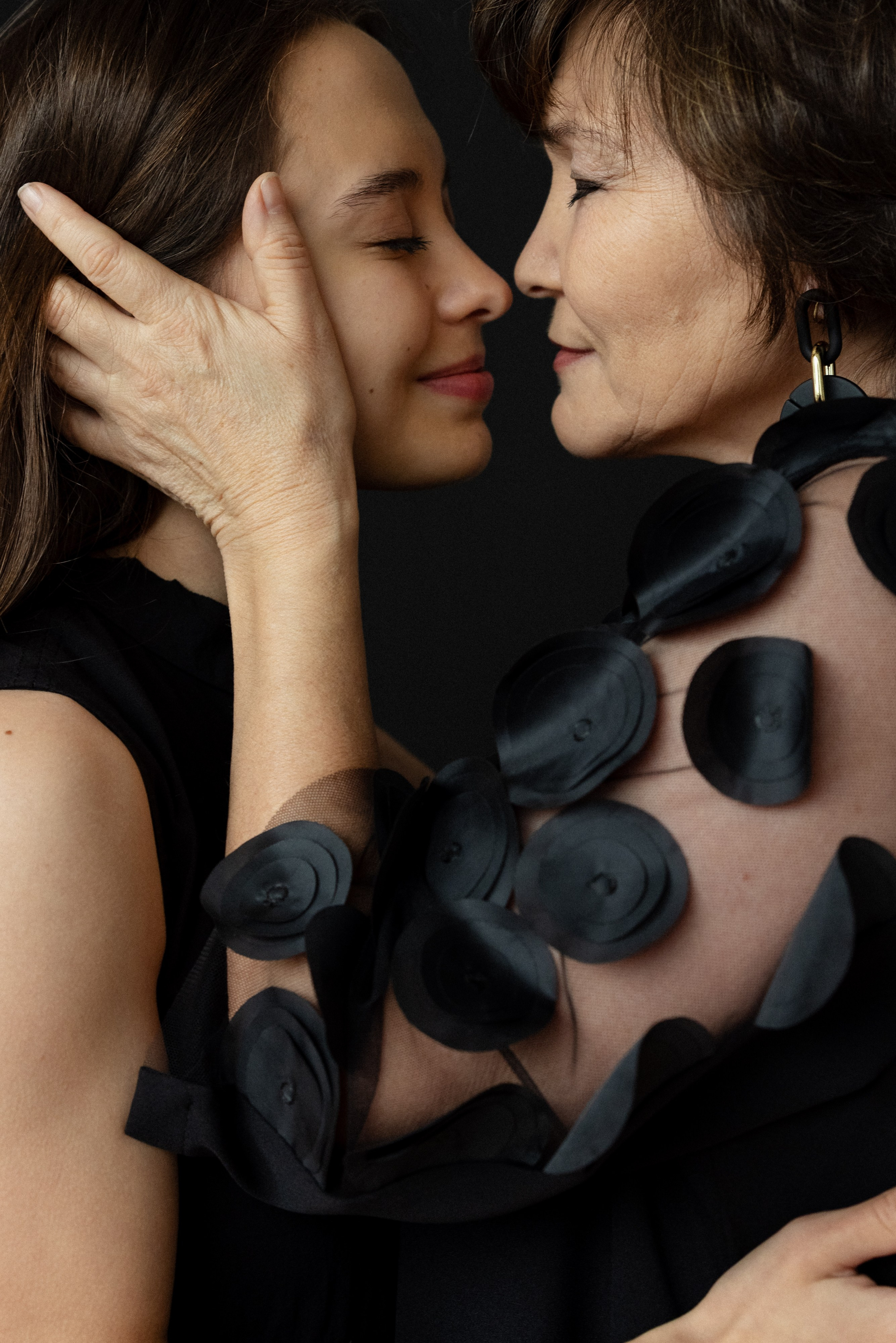 Студийная фотосессия мамы и дочки