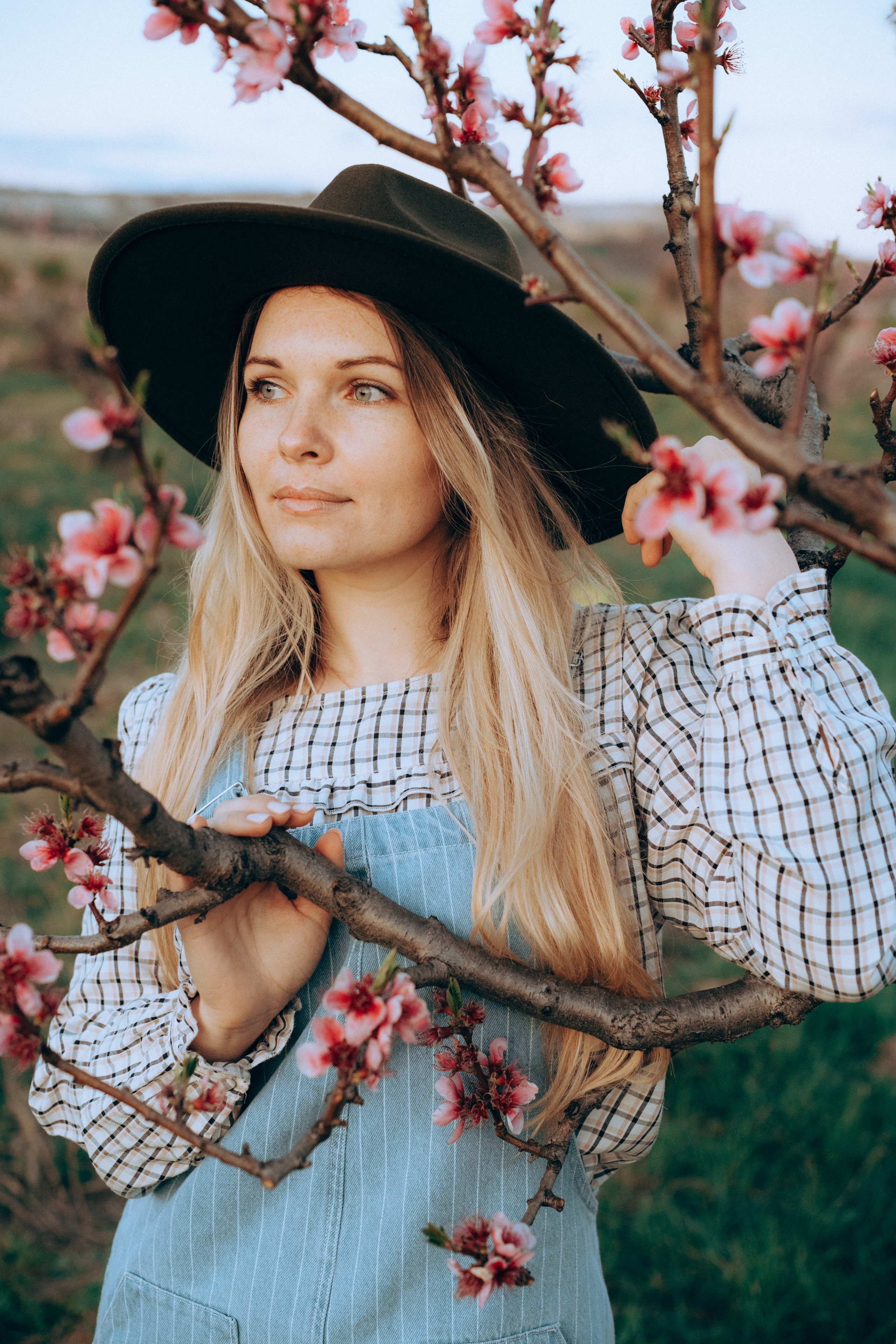 Женская фотосессия в персиковых цветениях. Портретный свадебный фотограф Крым | Евгения Щитенко