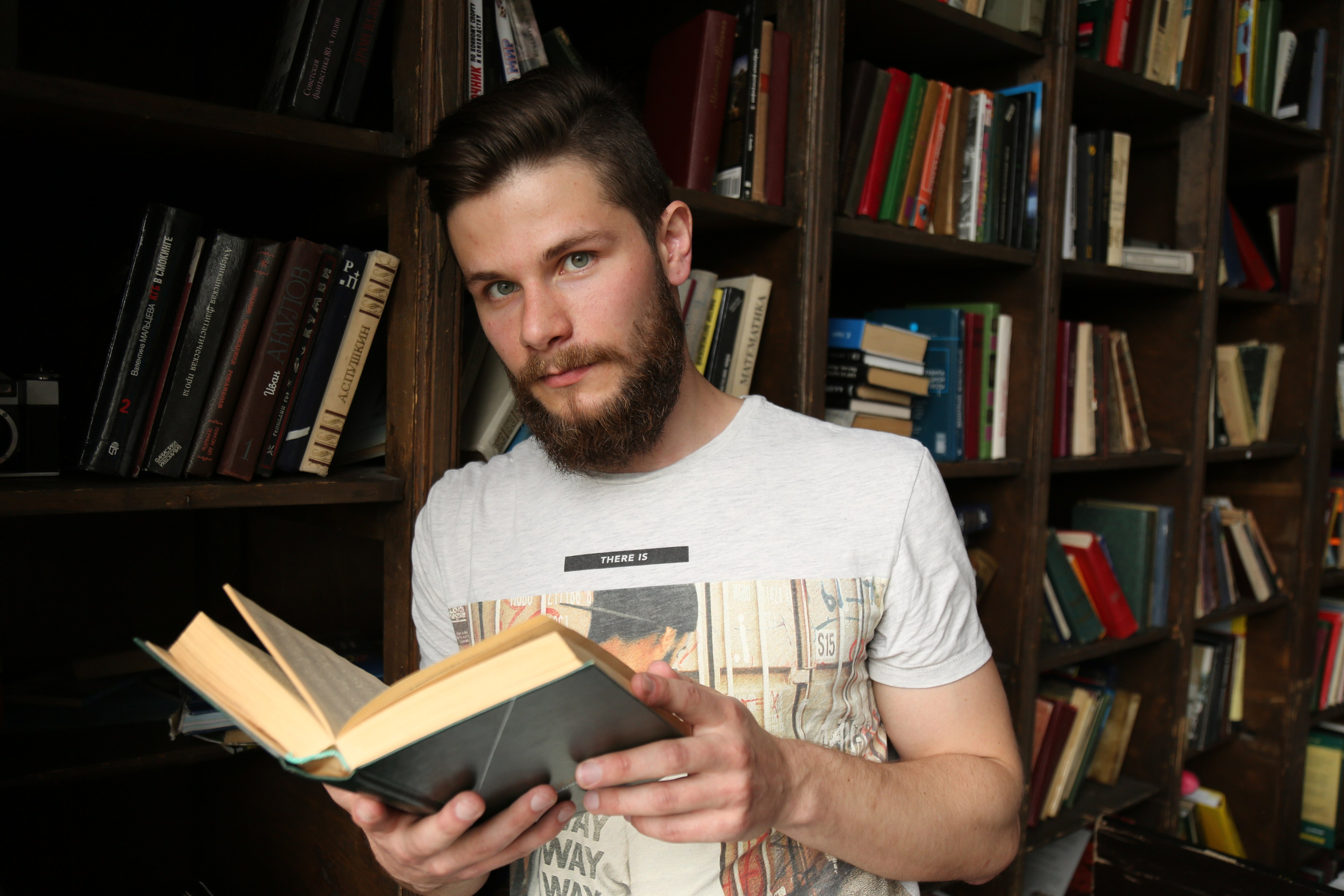 Мужская фотосессия в Москве для мужчин от мужского фотографа в студии. Фотосессия в студии в Москве от профессионального фотографа услуги по доступным ценам