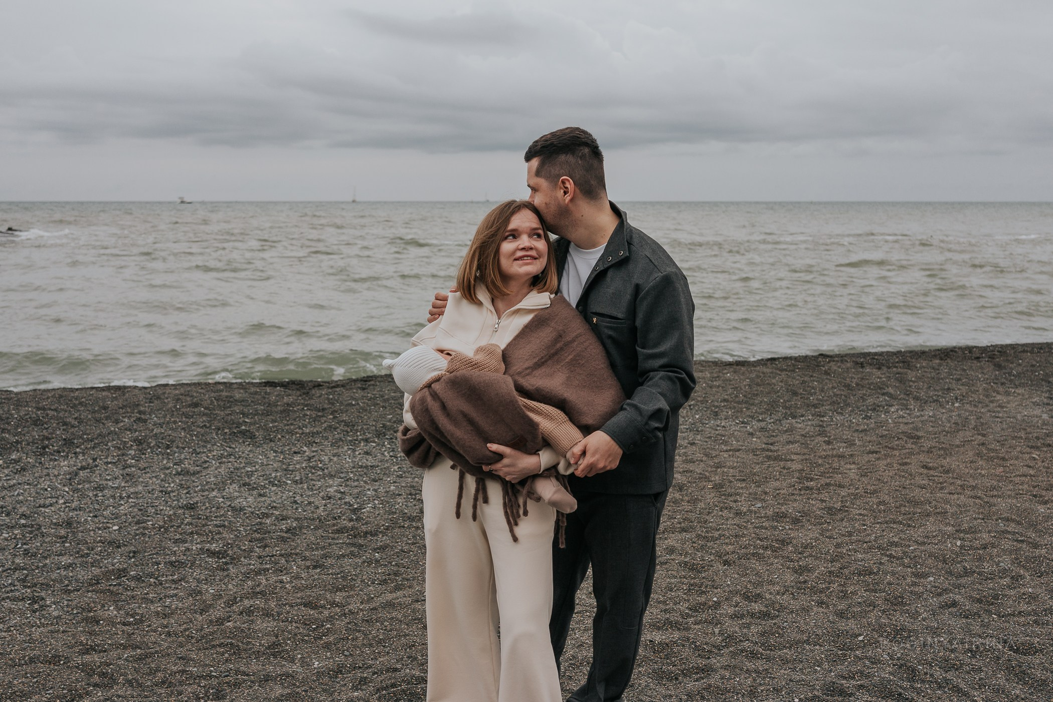 Семейная фотосессия прогулка на море. Фотограф на роды Москва. Фотограф новорожденных Москва