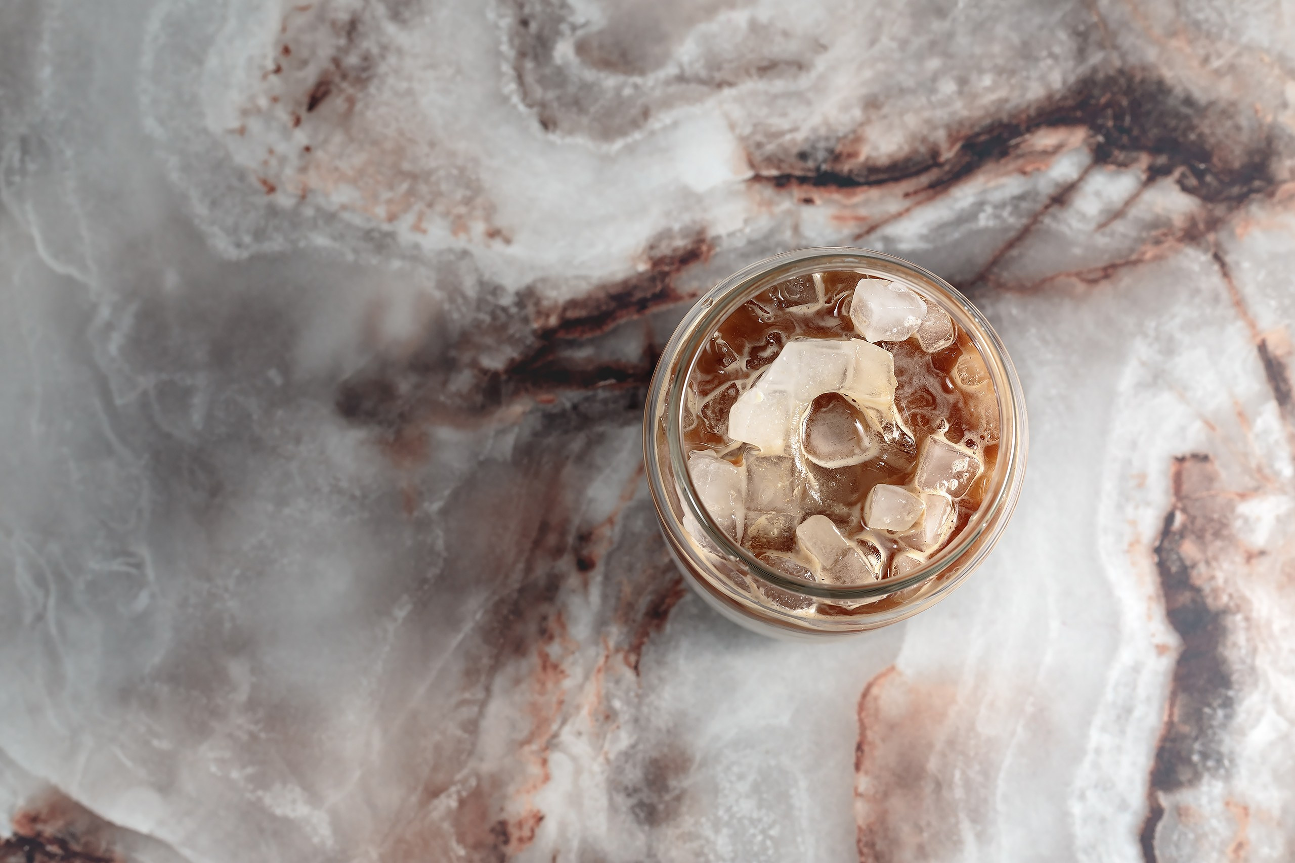 кофе со льдом в стеклянном стакане кофейня имиджевое фото