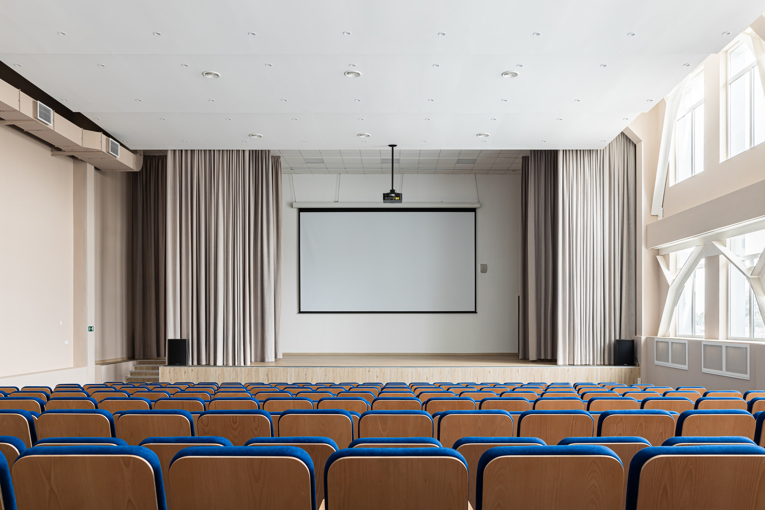 «Умная» школа № 74, г. Киров. Дизайнер Алина Вейнкрот. Иван Благушин. Интерьерный и архитектурный фотограф в Москве и Санкт-Петербурге