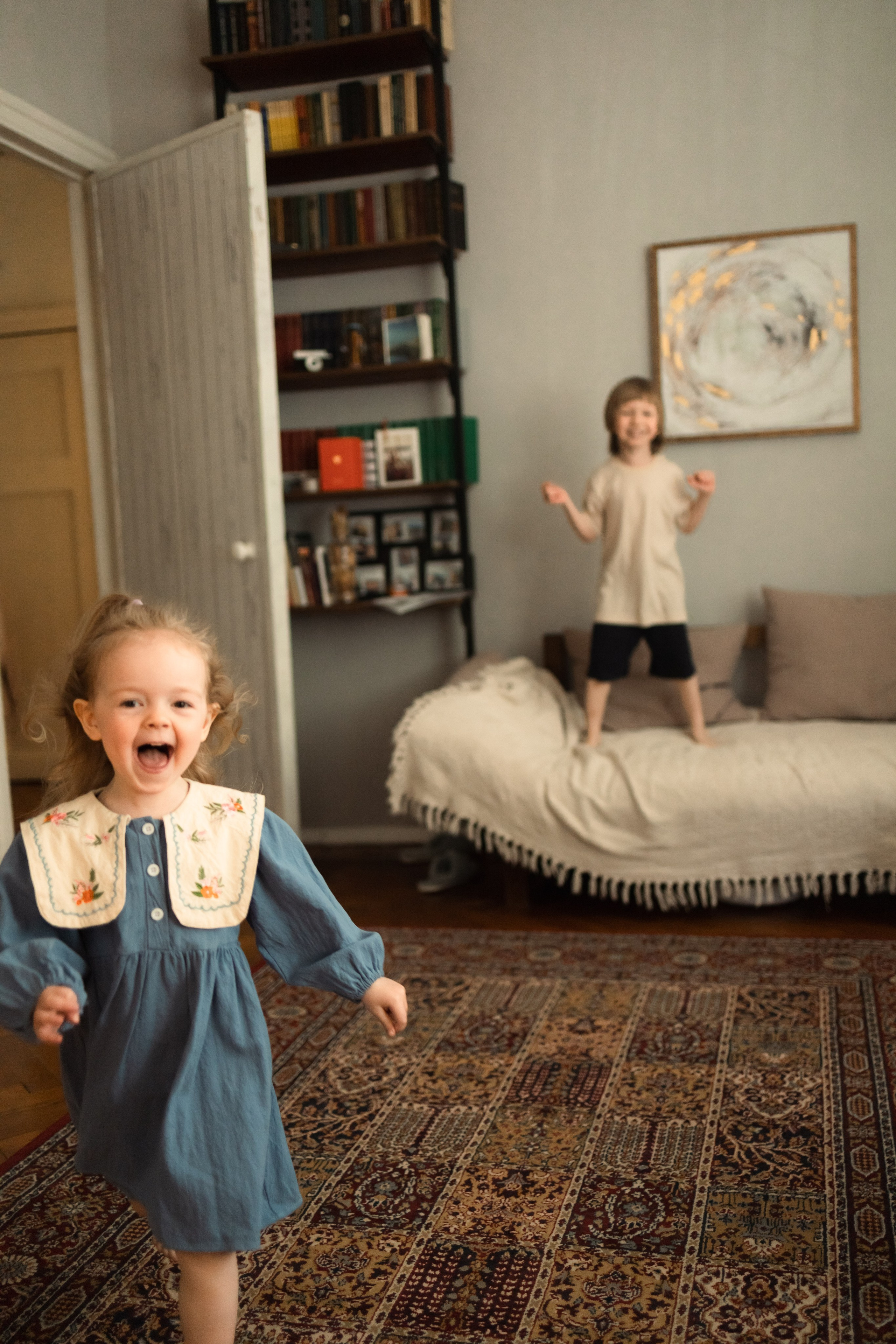 детская энергия бурлит, наполняет помещение звуками смеха и радости