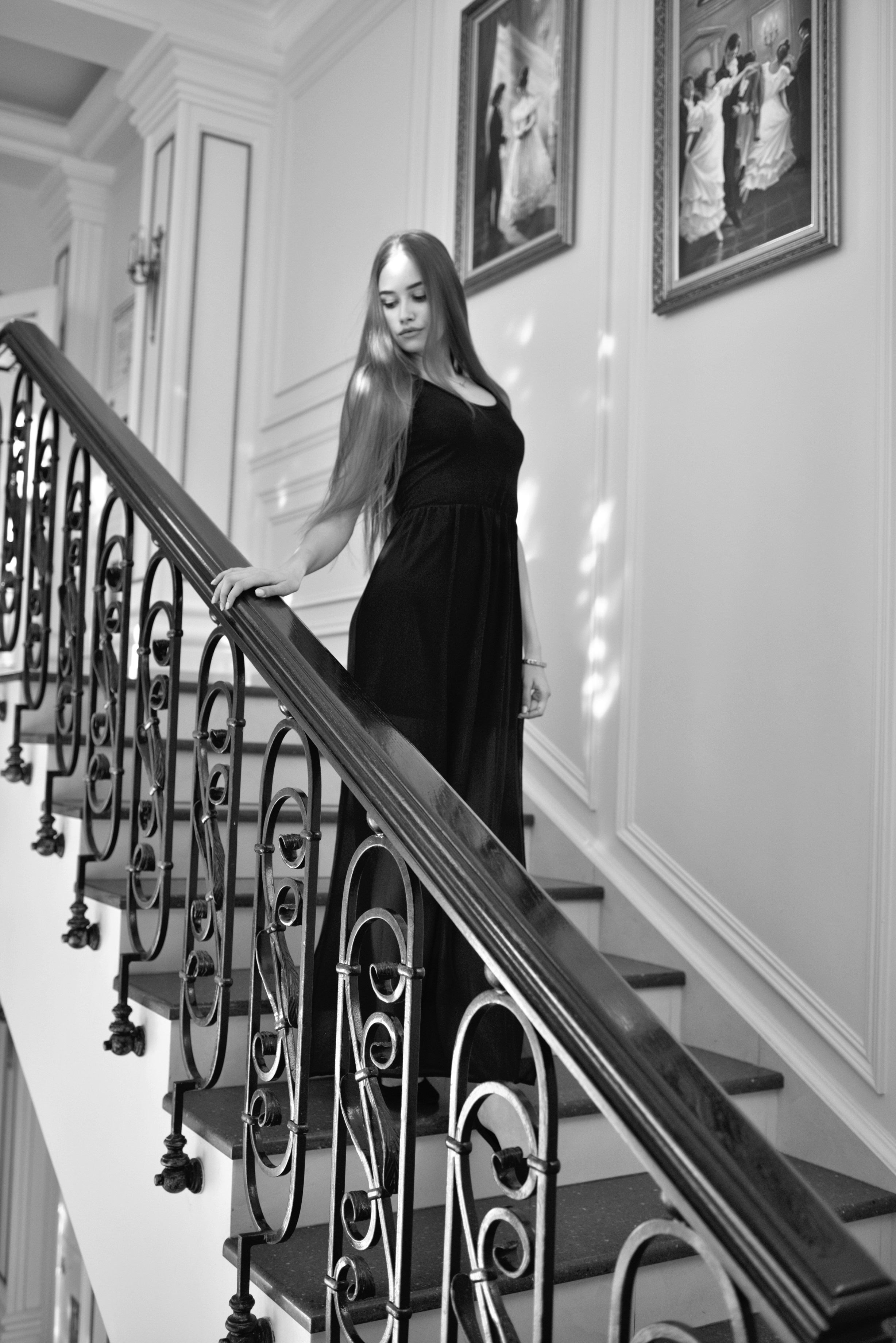 Фотосессия красивой девушки на лестнице в ресторане. Юля Лескова