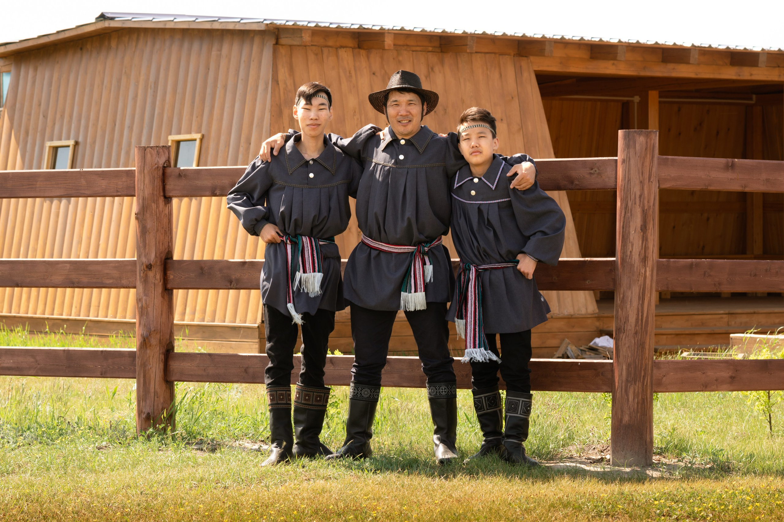 Семья в традиционных якутских нарядах. Фотограф Якутск Зоя Николаева