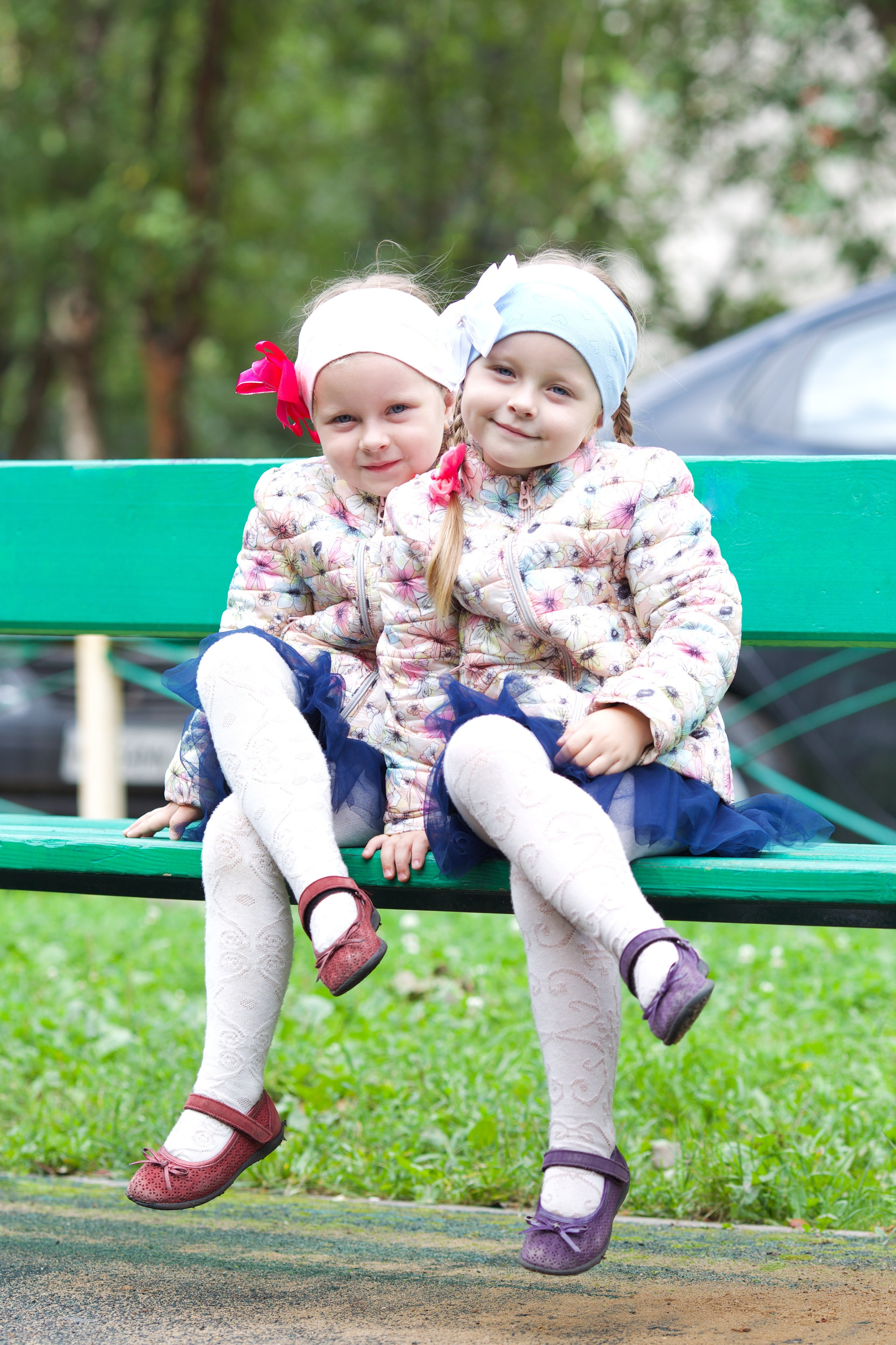 Фотосессия близняшек на детской площадке. Школьные выпускные альбомы в Москве Марина Николаева