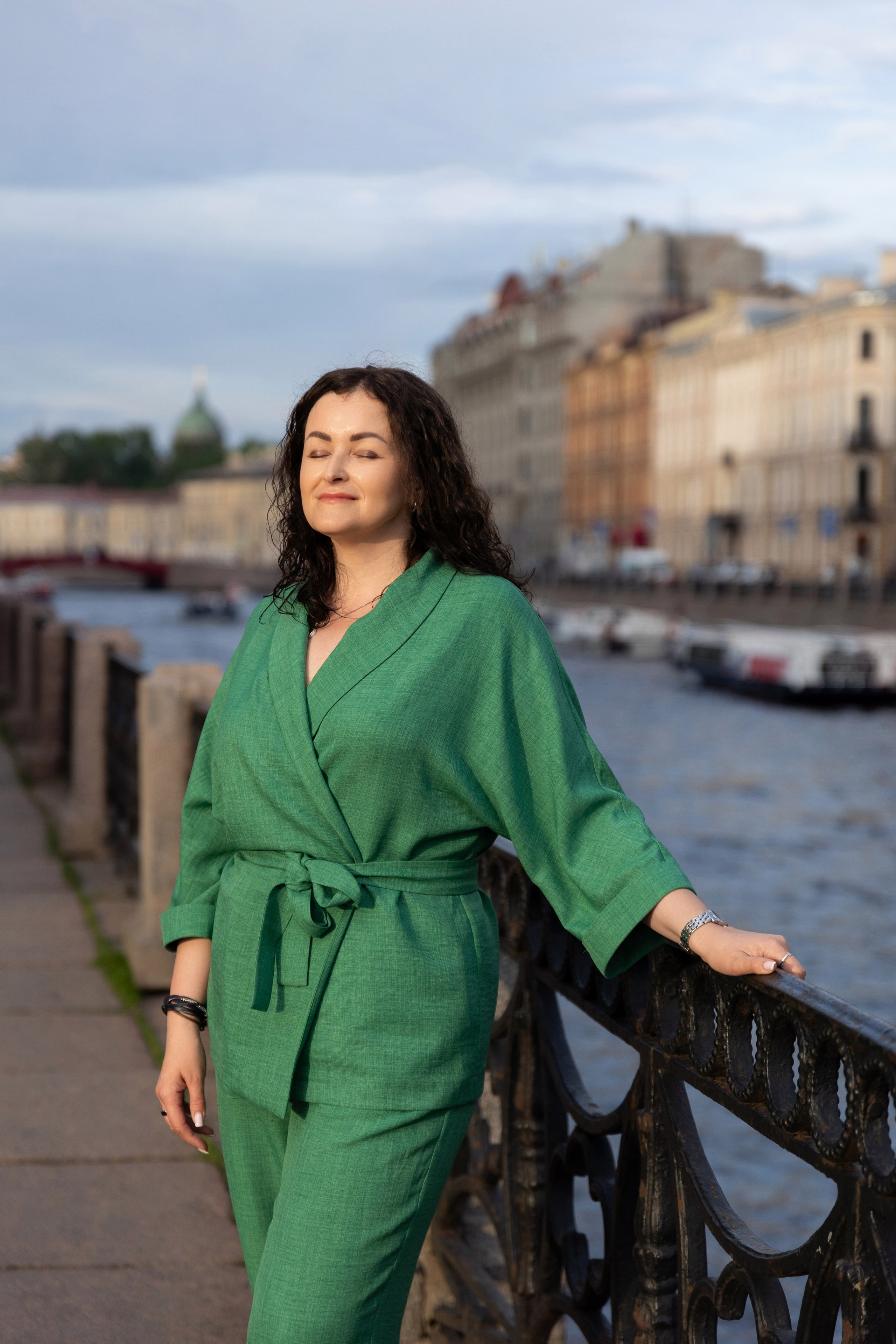 Фотопрогулка в центре с букетом красных роз. Семейный и свадебный фотограф в Санкт-Петербурге Татьяна Швыкова