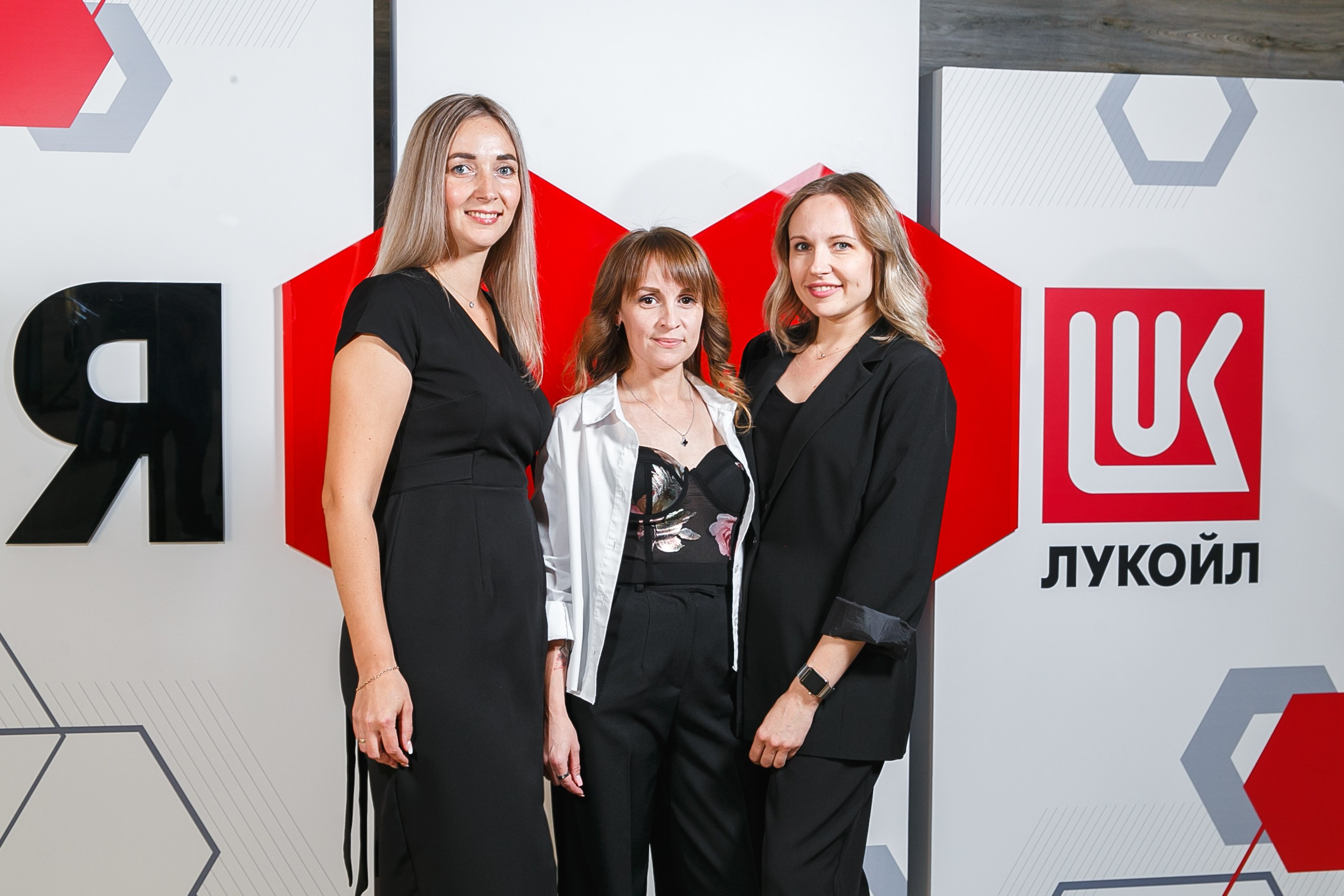 Фотозона на корпоративном мероприятии Лукойла в ДК Царицын. Событийный фотограф Максим Бескоровайновнов