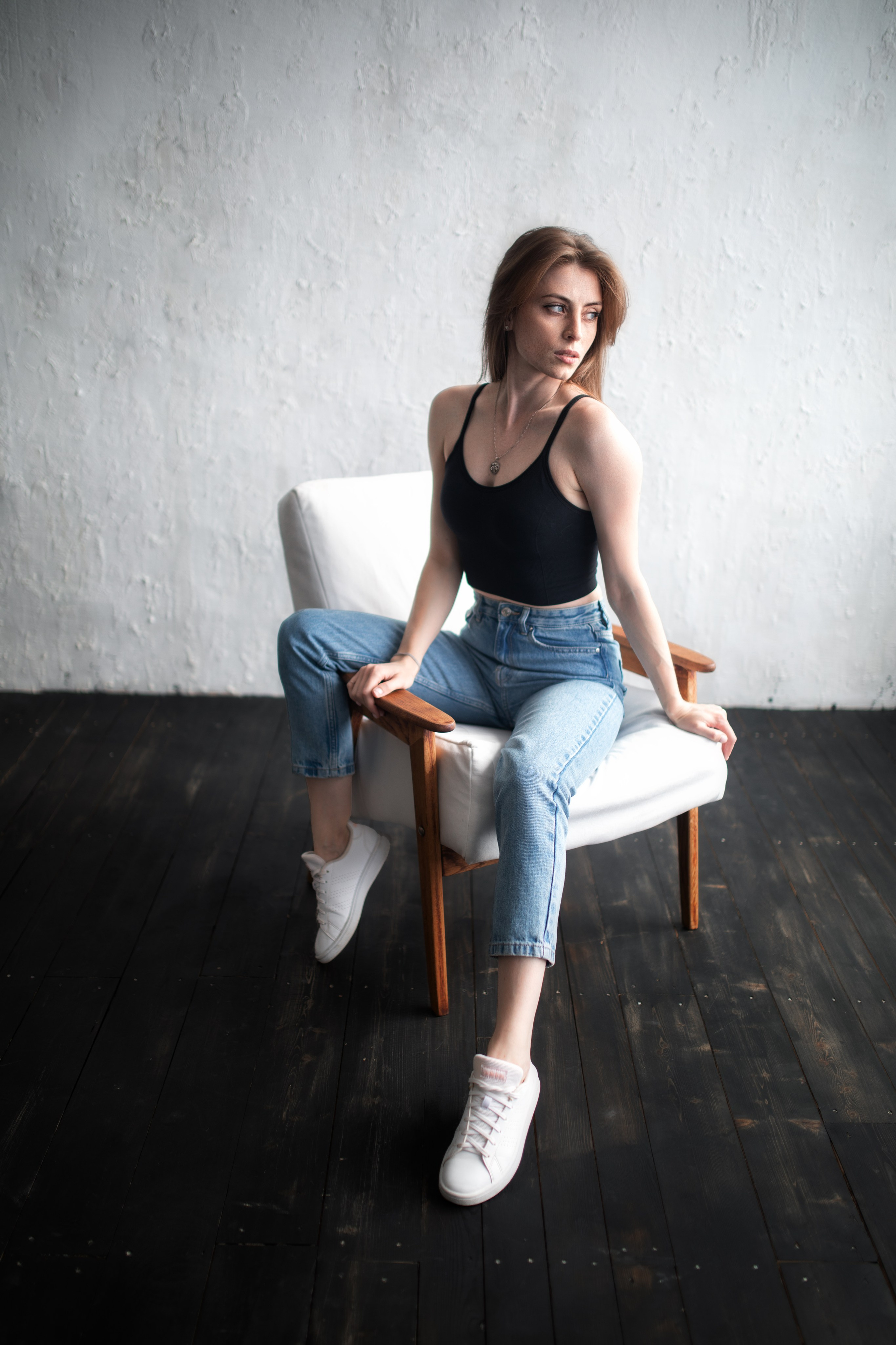 Съемка с Надеждой в студии с минимальным интерьером в формате для «себя»