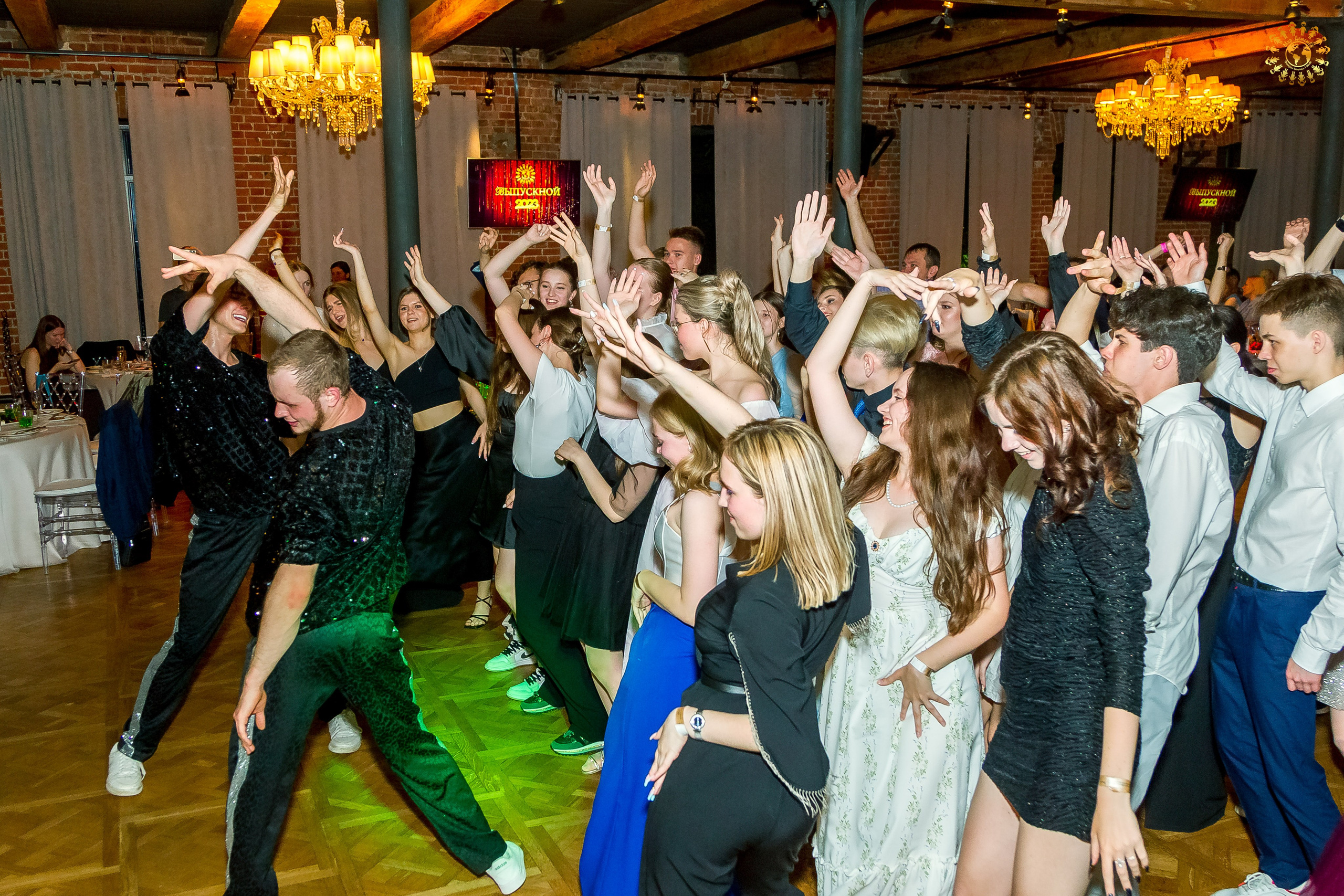 Выпускной 2023 (11-е классы) клуб «Джаггер», Москва. Репортажная съемка в Москве и области. Анималистика