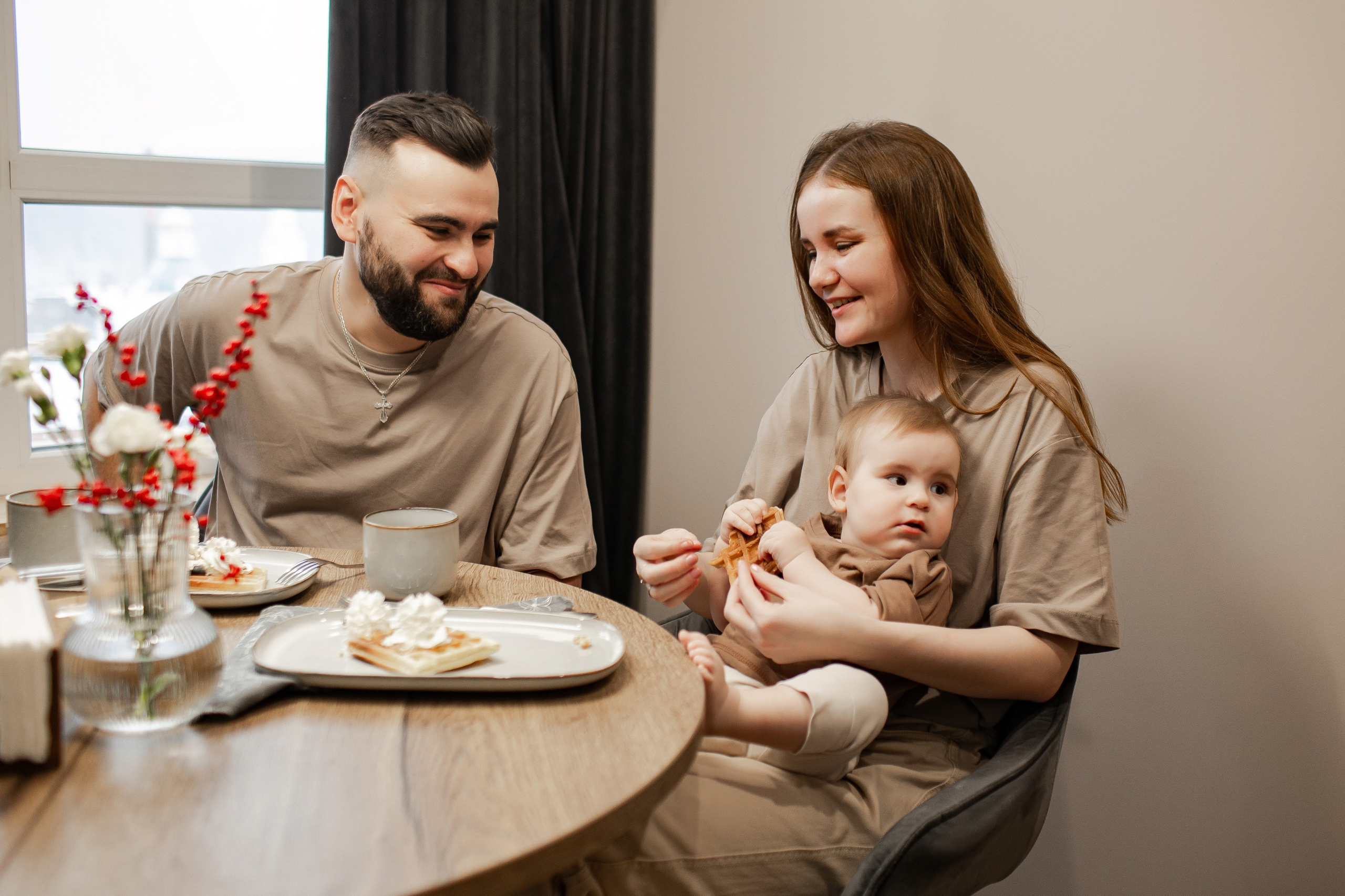 Совместный завтрак. Семейная съемка — это красивый способ признаться своей семье в любви