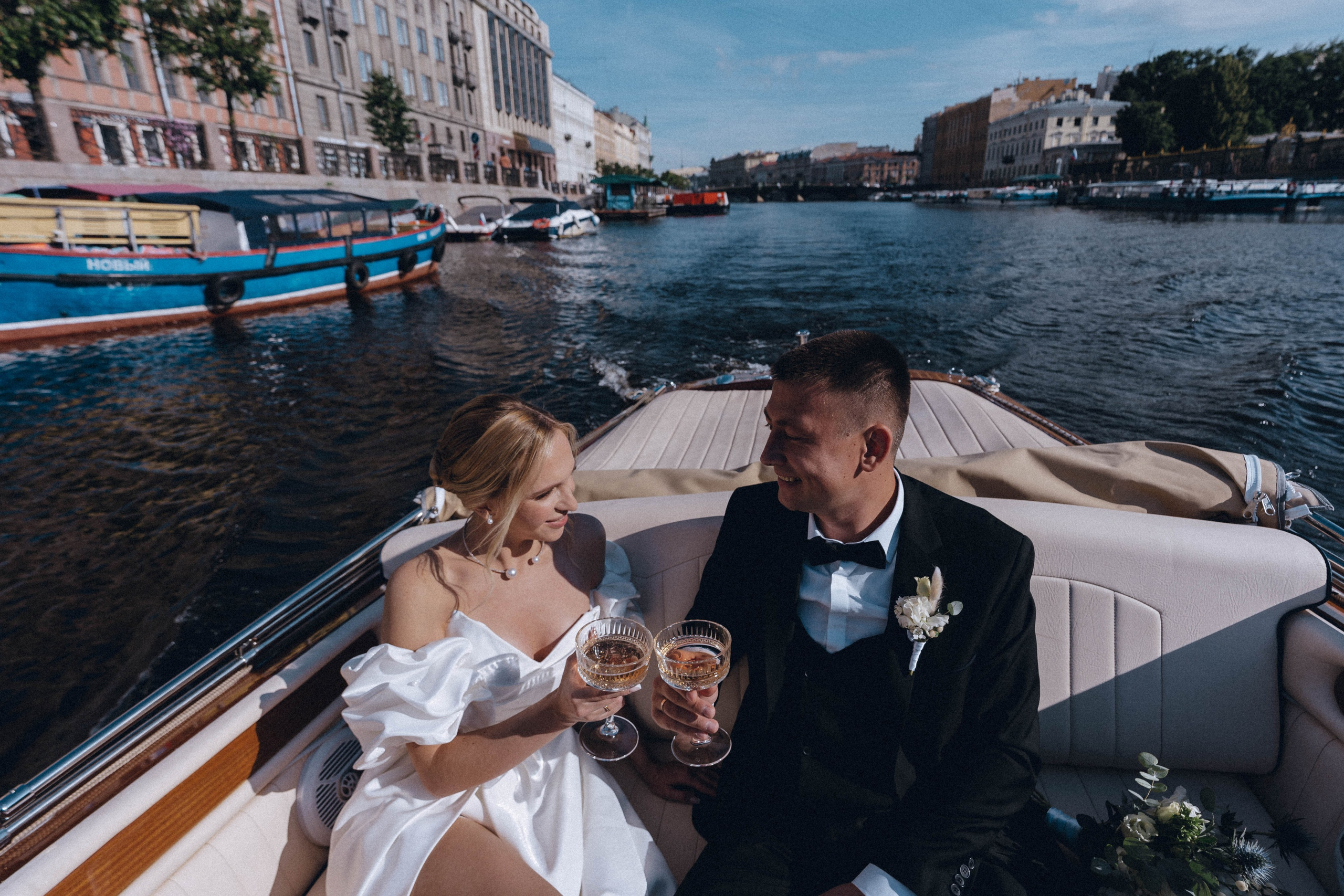 СВАДЕНБНАЯ СЬЕМКА НА КАТЕРЕ ПО КАНАЛАМ САНКТ-ПЕТЕРБУРГА И В АКВАТОРИИ НЕВЫ. Профессиональный фотограф, Санкт-Петербург — Виктория Богомолова