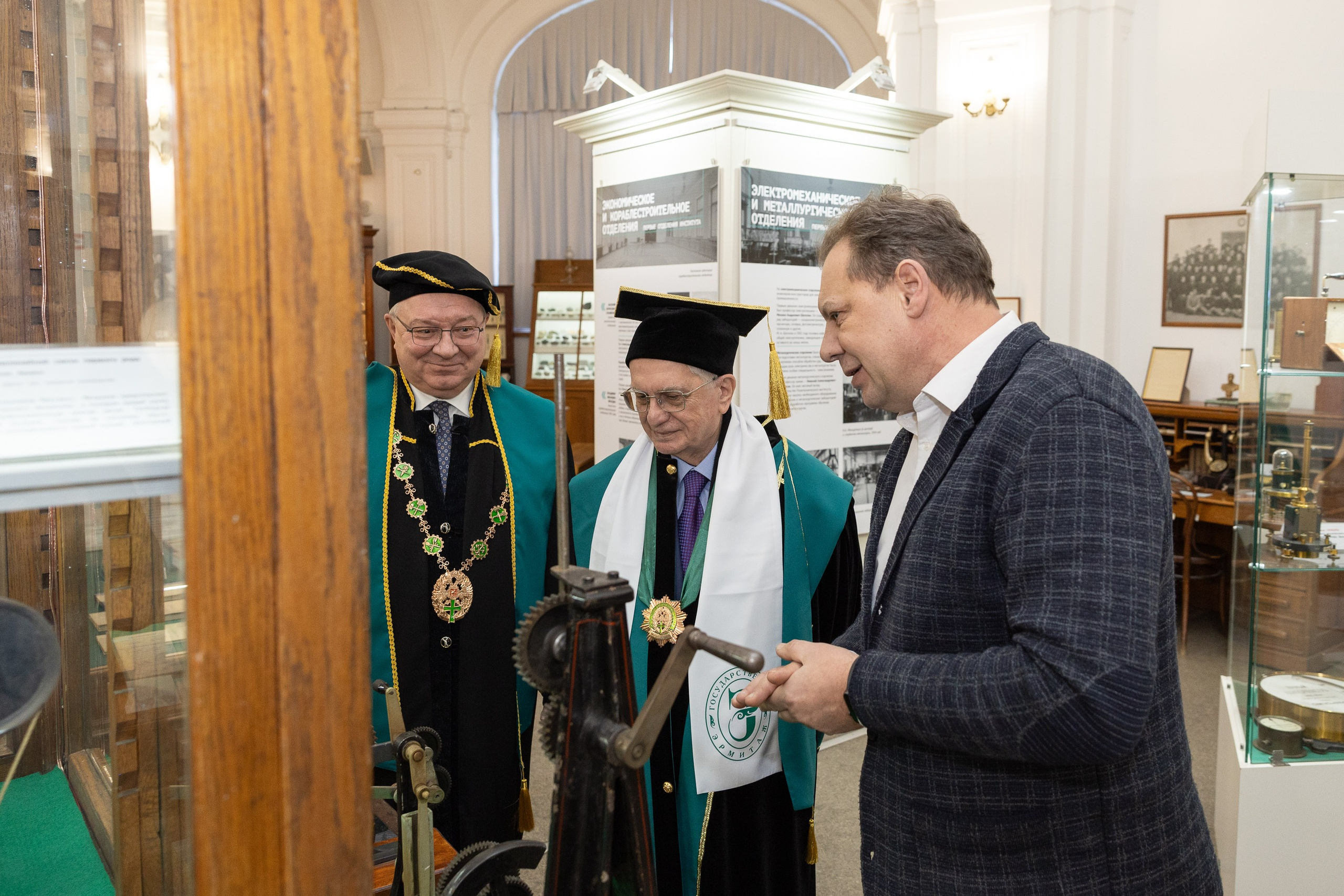 Вручения Мантия Почётного доктора директору Эрмитажа Михаилу Пиотровскому. Cup of Bib