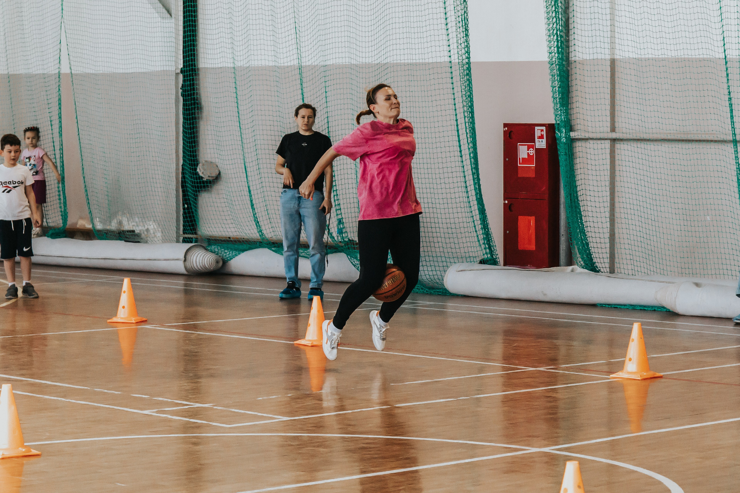 Репортажная спортивная съемка г. Королев стадион Металлист «папа, мама, я — спортивная семья». Юлия Егорова | Свадебный фотограф, семейный фотограф Москва, МО • Портреты • репортажи • день рождения • Love Story • дети