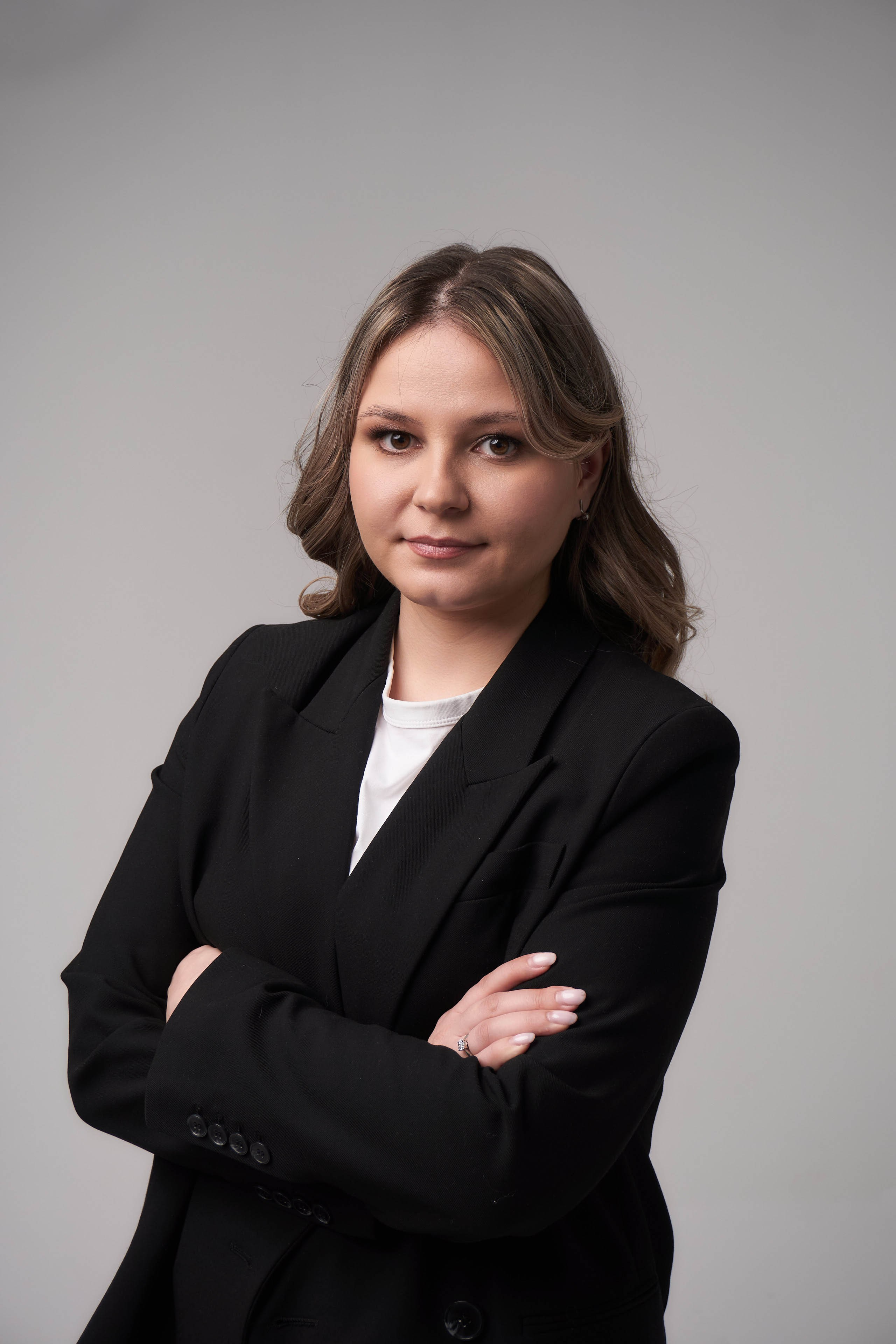 Бизнес фотосессия: девушка в чёрном брючном костюме.