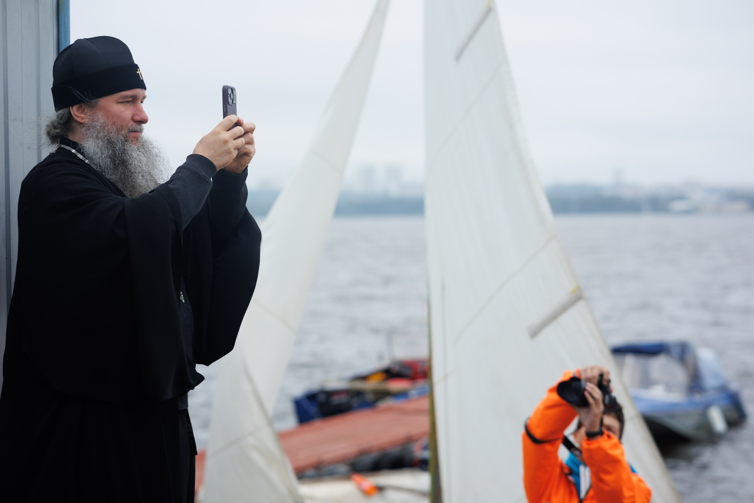 Митрополит Евгений на яхте Екатеринбург, архиерей на воде, репортажная фотография парус