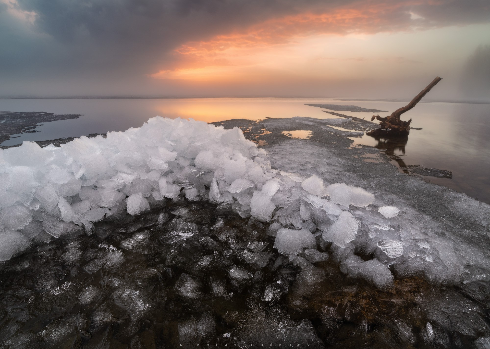 Последний весенний лед на Черноисточинском водохранилище