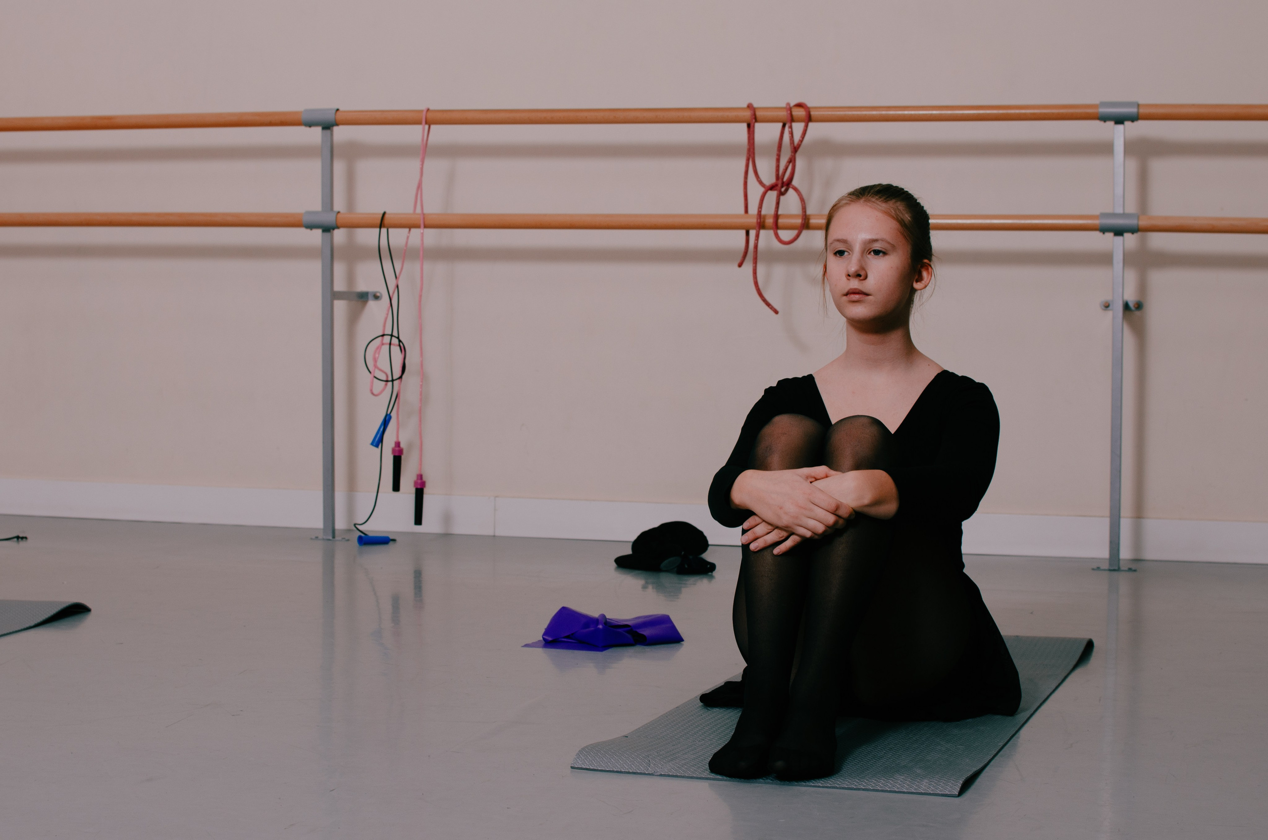 Экспериментальная (со вспышкой на стойке) съемка урока хореографии. Хореографический коллектив «Русская тройка», средняя группа. Портретный и репортажный фотограф в Санкт-Петербурге Варвара Жукова