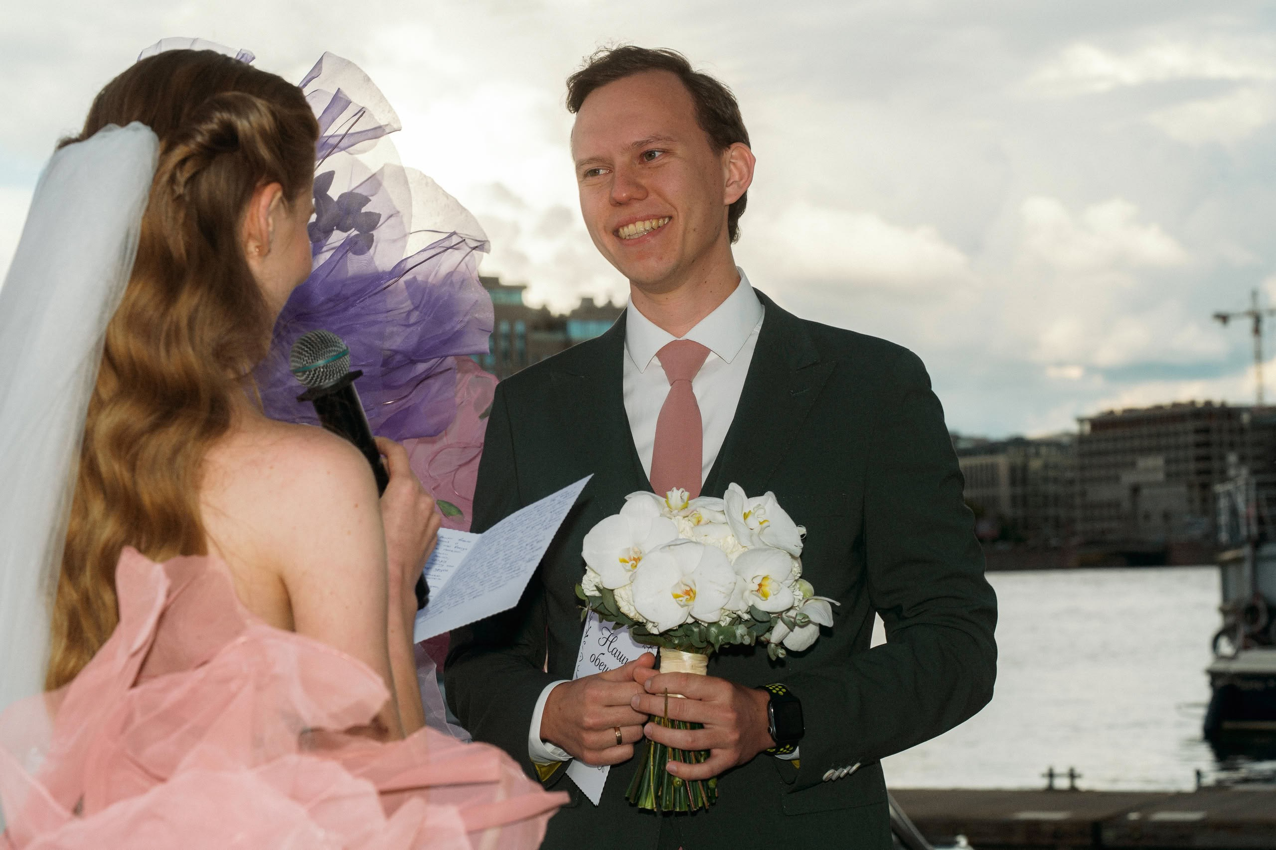 Пара на пристани у White Mare, портрет на фоне воды.